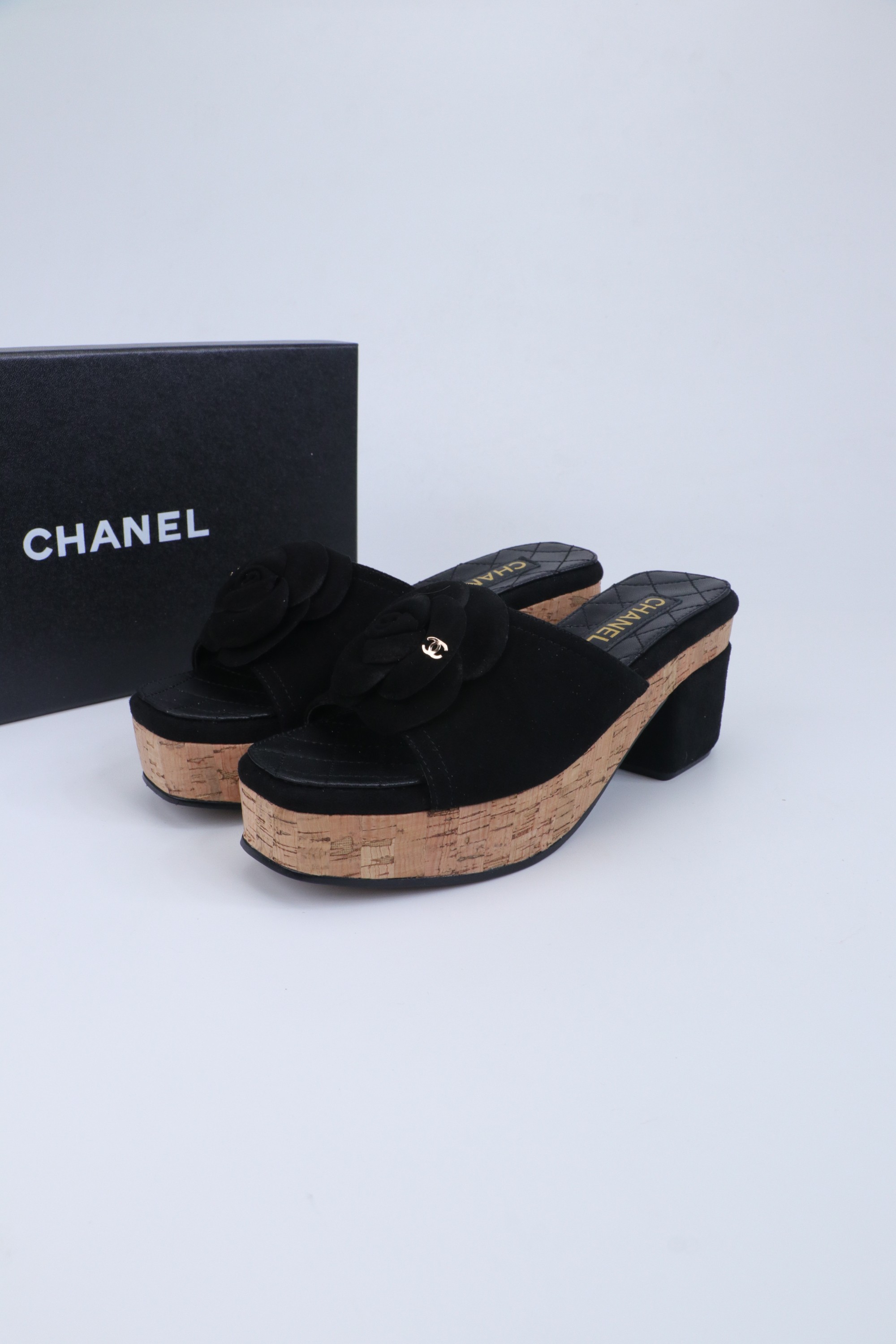 NO:680191,2025 Xiaoxiang is a must-have item for autumn and winter this season!  !  Chanel's autumn and winter heavy industry hot styles are highly recommended by Xiaohongshu. They look good no matter how you match them. They are a must-have for fashion. Ms. Chanel loves simple and irresistible combinations to show her unique dressing style. She can mix and match freely to shine and follow the fashionable steps of her grandma!  !  !  Exquisite details. Zoom in to see the original molded hardware buckle. The top version is made at the purchasing level★ The upper is made of original cowhide, sheepskin lining, feet, original molded leather outsole, size 35-39 (40, 41, high heels, slippers, chanel, high heels, slippers, cowhide, sheepskin, Leather soles198609092025小香 本季秋冬季必备单品！！ 香奈儿秋冬重工爆款 小红书力推款,怎么搭配都好看,时髦精必备,香奈儿女士钟爱简约又难以抗拒系搭配展现与众不同的穿搭风格、自由混搭闪耀到位跟紧香奶奶时尚步伐！！！精致细节放大看原版开模五金扣 顶级版本代购级别打造★鞋面采用原版牛皮,羊皮内里,垫脚,原版开模真皮大底,码数35-39（40、41,高跟鞋拖鞋,chanel,high heels,slippers,cowhide,sheepskin,Leather soles,Women's Shoes