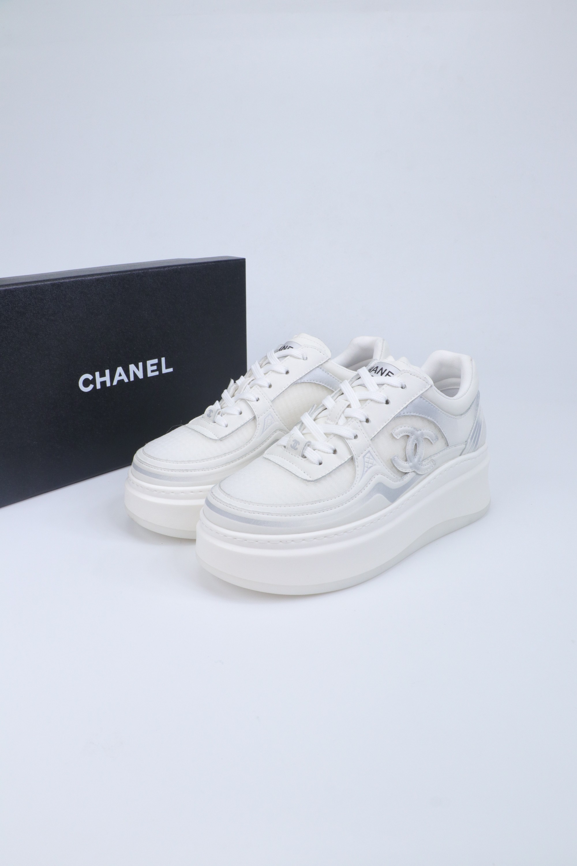 NO:706288,High version of CHANEL Chanel's new panda sneakers Panda shoes Chanel 2026ss popular panda shoes color matching thick-soled casual sports shoes sneakers counter synchronization counter is very popular very difficult to buy a shoe the most popular thick-soled panda shoes on the Internet can be imagined Xiaoxiang control can not miss the appearance and comfort coexist simple and versatile white shoes thick sole increased super versatile, whoever wears it with your eyes closed will look good Upper calf leather  Lining imported sheepskin lining Outsole TPU original outsole Size: 35-40 (41 customized, casual shoes/sports shoes, chanel, chanel, sneakers, cowhide, sheepskin19860909高版本 CHANEL香奈儿新款熊猫板鞋熊猫鞋 香奈儿2026ss火爆熊猫鞋配色厚底休闲运动鞋板鞋  专柜同步 专柜非常火爆 非常难买的一款鞋 全网最火的厚底熊猫鞋 可想而知小香控不可错过的 颜值与舒适并存的 简约百搭小白鞋 厚底增高超级百搭,闭眼入谁穿谁好看  鞋面小牛皮 内里进口羊皮里 大底TPU原版大底 码数:35-40（41 定做,休闲鞋/运动鞋,chanel,chanel,sneakers,cowhide,sheepskin,Women's Shoes