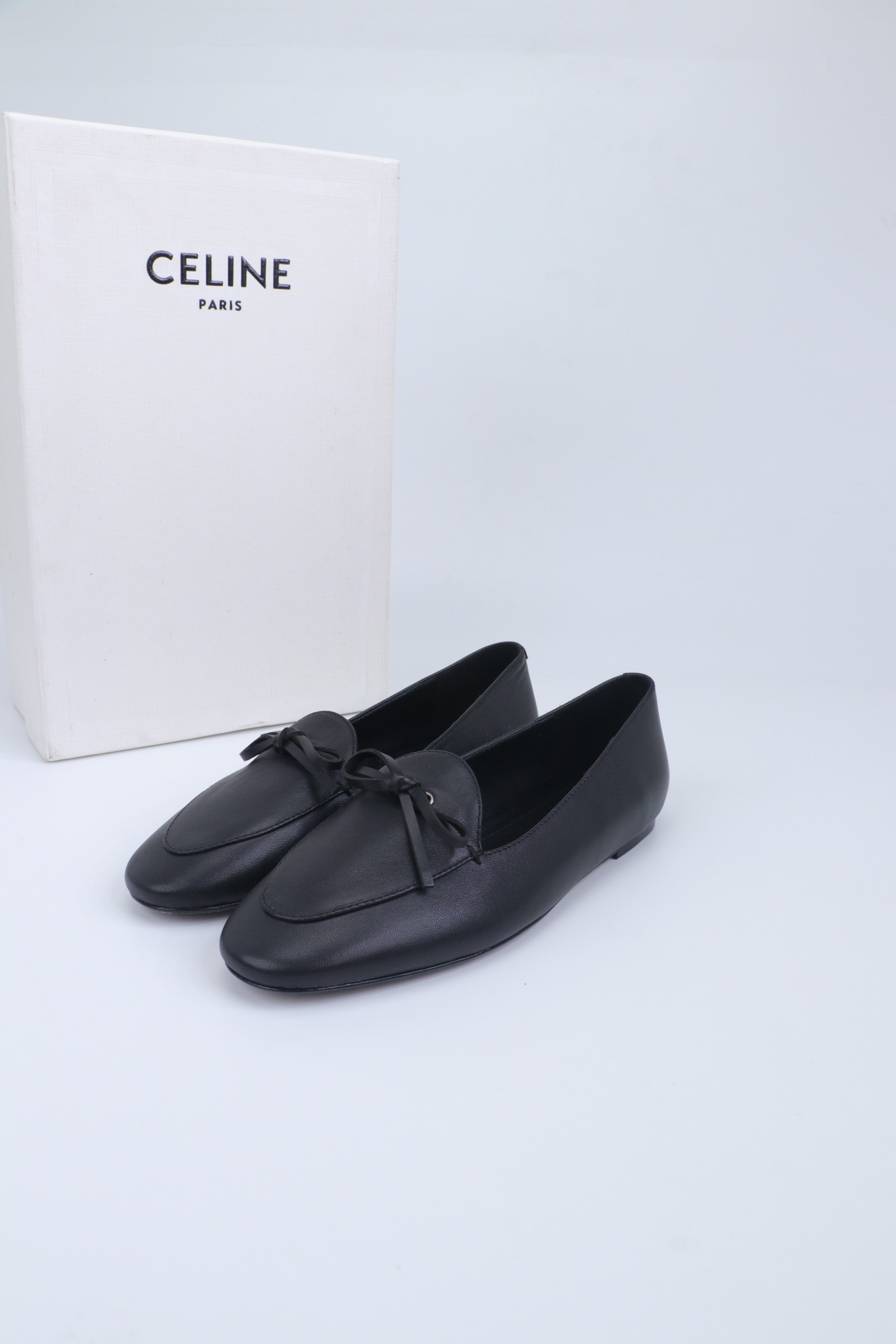 NO:706311,CELINE's latest spring and summer loafers for 2026. Many celebrity internet celebrities have planted loafers. This year's super popular loafers. Simple old money style outfit. Produced by a big factory. Don't worry about quality control. Retro modern design, can be easily worn in suit pants, skirts and jeans. It is low-key and full of temperament. The upper is imported calfskin outsole from Italy.  Italian genuine leather outsole Size 35-40 (40 is custom-made and non-returnable), loafers, celine, loafers, skirts, jeans, business suit, cowhide, Leather soles19860909CELINE思琳2026春夏最新款乐福鞋 超多明星网红种草 今年超火的乐福鞋 简简单单的老钱风穿搭 妥妥大厂出品 品质品控不用担心 复古摩登设计,西装裤、裙装、牛仔裤都能轻松驾驭,低调又气质满满 鞋面意大利进口小牛皮 大底 意大利真皮大底Size35-40（40订做不退换）,乐福鞋,celine,loafers,skirts,jeans,business suit,cowhide,Leather soles,Women's Shoes