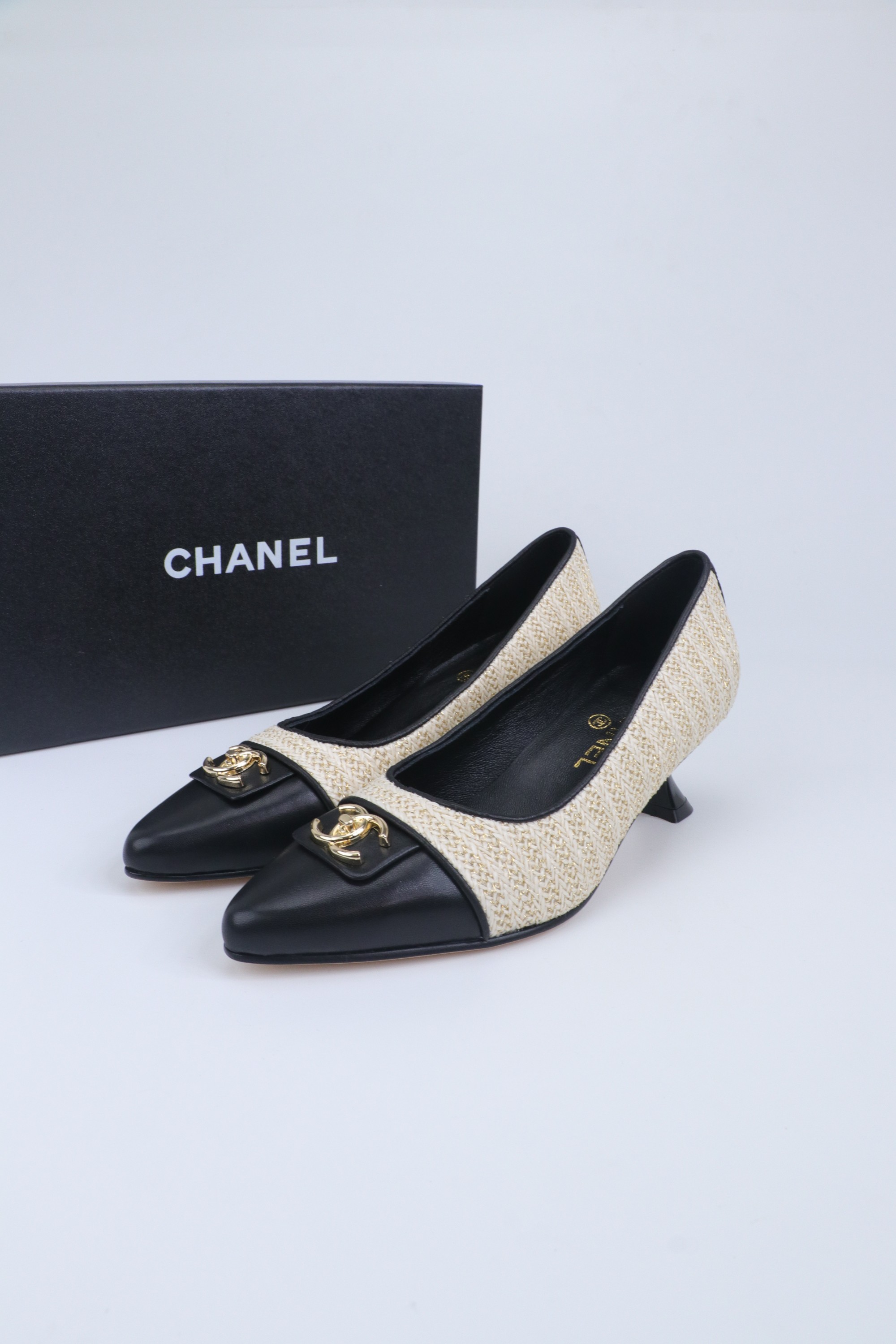 NO:706309,2026★★★★★ Many celebrity internet celebrities are on their feet, a versatile series popularized by domestic and foreign bloggers, a must-have for spring and summer wardrobes. Xiangjia exclusive upper satin lining: imported crystal sheepskin lining outsole original molded custom leather outsole Shoe size: 35-39 (40, 41, customized non-refundable), high-heeled shoes, chanel, high heels, sheepskin, silk fabric, Leather soles198609092026★★★★★ 众多明星网红上脚,国内外博主刷爆的一个百搭系列,春夏衣橱搭配必备 首选.香家专属 鞋面绸缎  内里: 进口水晶羊皮内里 大底原版开模定制真皮大底 鞋码: 35-39（40、41、定做不退换）,高跟鞋单鞋,chanel,high heels,sheepskin,silk fabric,Leather soles,Women's Shoes