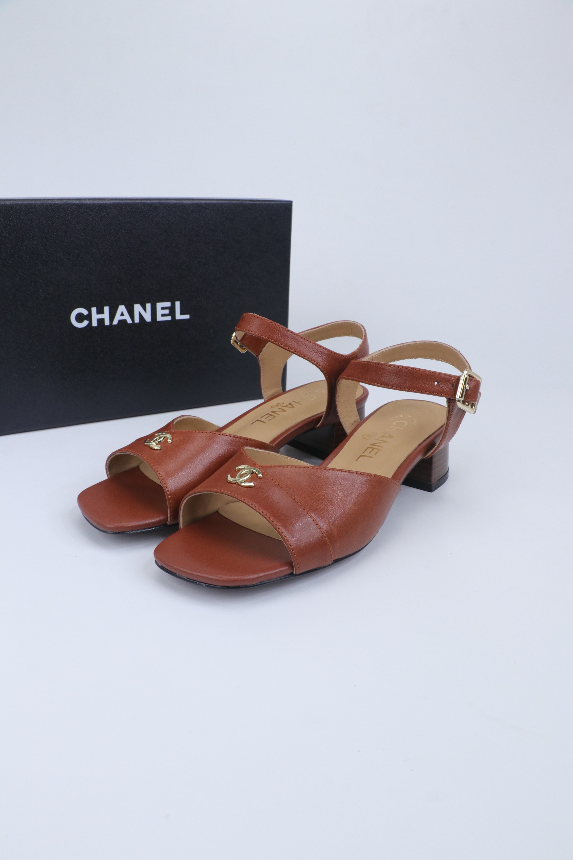 NO:706307,2026★★★★★ Many celebrity internet celebrities are on their feet, a versatile series popularized by domestic and foreign bloggers, a must-have for spring and summer wardrobes. Xiangjia exclusive upper cowhide lining: imported crystal sheepskin lining outsole original molded custom leather outsole Shoe size: 35-39 (40, 41, custom-made, non-refundable), sandals, chanel, sandals, cowhide, sheepskin, Leather soles198609092026★★★★★ 众多明星网红上脚,国内外博主刷爆的一个百搭系列,春夏衣橱搭配必备 首选.香家专属 鞋面牛皮  内里: 进口水晶羊皮内里 大底原版开模定制真皮大底 鞋码: 35-39（40、41、定做不退换）,凉鞋,chanel,sandals,cowhide,sheepskin,Leather soles,Women's Shoes