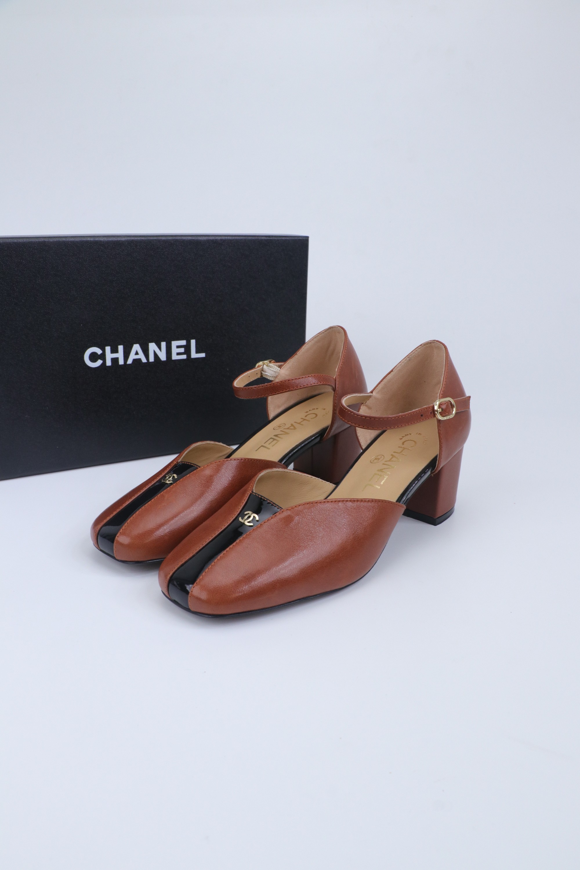 NO:706303,2026★★★★★ Many celebrity internet celebrities are on their feet, a versatile series popularized by domestic and foreign bloggers, a must-have for spring and summer wardrobes. Xiangjia exclusive upper cowhide lining: imported crystal sheepskin lining outsole original molded custom leather outsole Shoe size: 35-39 (40, 41, custom-made, non-refundable), sandals, chanel, sandals, cowhide, sheepskin, Leather soles198609092026★★★★★ 众多明星网红上脚,国内外博主刷爆的一个百搭系列,春夏衣橱搭配必备 首选.香家专属 鞋面牛皮  内里: 进口水晶羊皮内里 大底原版开模定制真皮大底 鞋码: 35-39（40、41、定做不退换）,凉鞋,chanel,sandals,cowhide,sheepskin,Leather soles,Women's Shoes