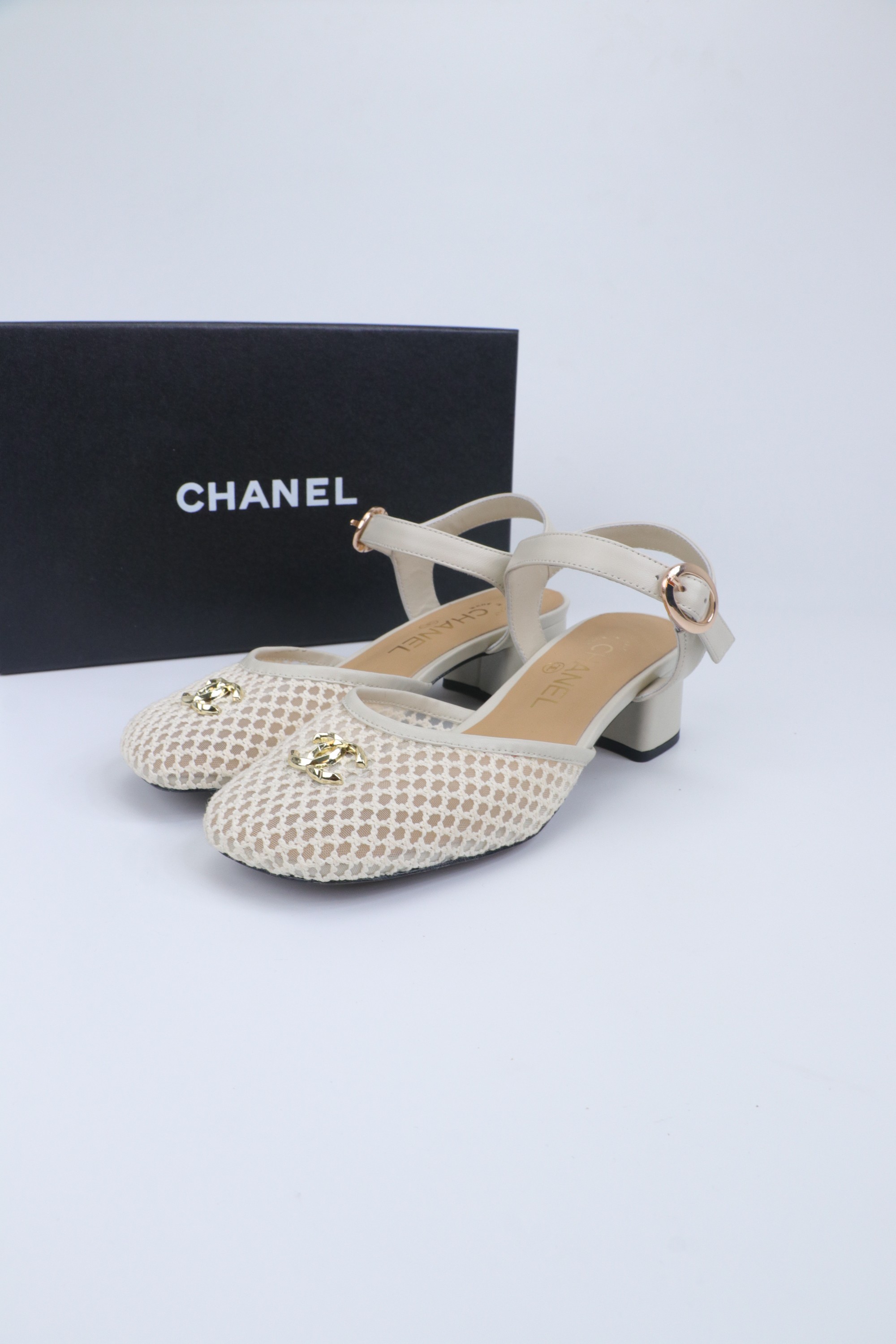 NO:706306,2026★★★★★ Many celebrity internet celebrities are on their feet, a versatile series popularized by domestic and foreign bloggers, a must-have for spring and summer wardrobes. Xiangjia exclusive upper satin lining: imported crystal sheepskin lining outsole original molded custom leather outsole Shoe size: 35-39 (40, 41, customized non-refundable), sandals, chanel, sandals, sheepskin, silk fabric, Leather soles198609092026★★★★★ 众多明星网红上脚,国内外博主刷爆的一个百搭系列,春夏衣橱搭配必备 首选.香家专属 鞋面绸缎  内里: 进口水晶羊皮内里 大底原版开模定制真皮大底 鞋码: 35-39（40、41、定做不退换）,凉鞋,chanel,sandals,sheepskin,silk fabric,Leather soles,Women's Shoes