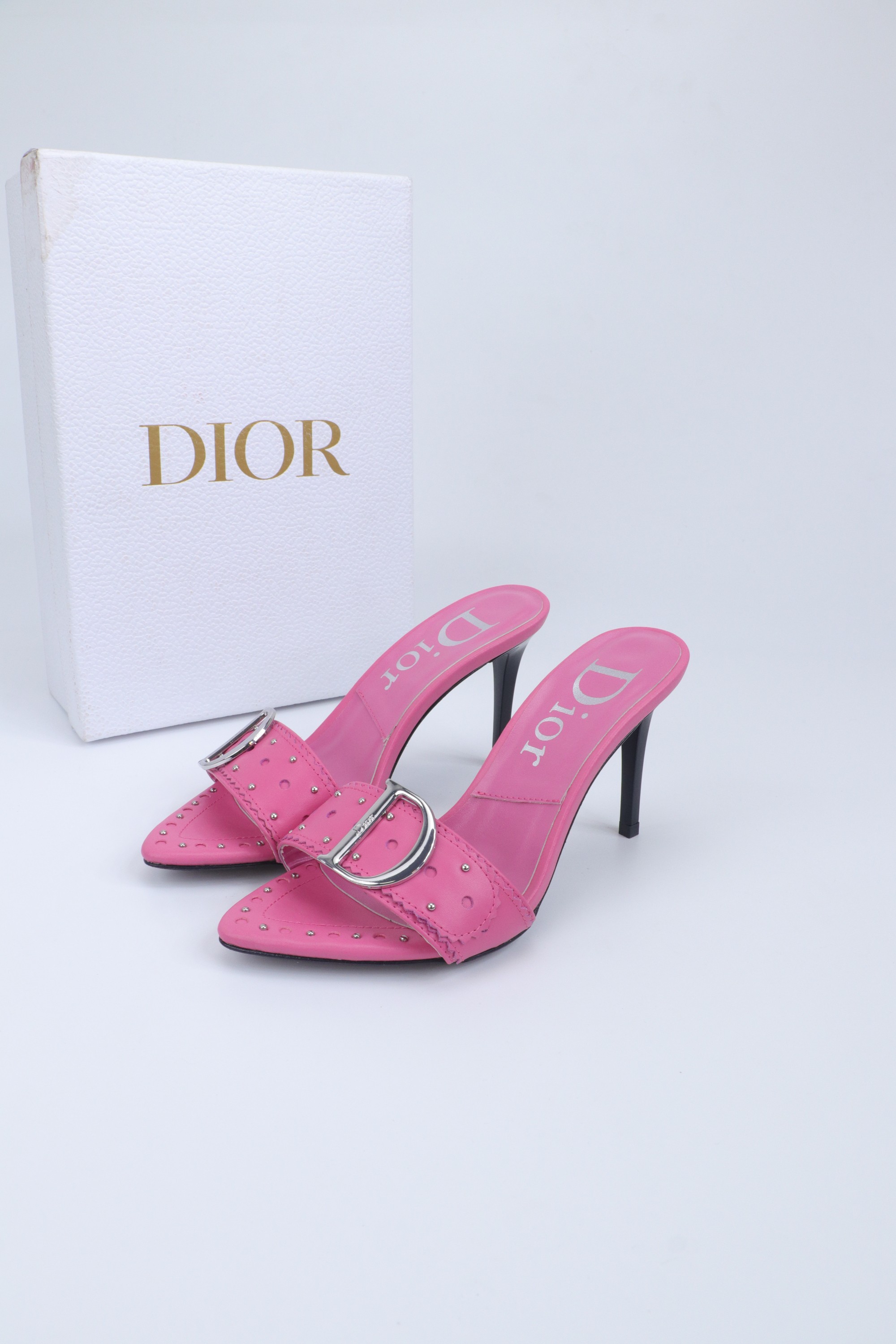 NO:706301,All girls!  The one you must keep for yourself DIOR2025/ The new spring and summer mid-vintage style is very popular among girls. This one is exactly what girls like. Half-drag high heels ————————— Continue the eternal classics of the D family!  This shoe is low-key yet gorgeous, sexy yet not ostentatious. The shape of the shoe is a delicate style that everyone loves. It is very slim. The entire curvature of the side perfectly shows the curve of the foot. It has both mature femininity and a lively girly feel. It looks so good on the foot. It is worth recommending. Go Material: Cowhide upper, mixed sheepskin lining, outsole, imported cowhide outsole from Italy, heel height 8.5cm  Size 35–42 (40/41/42 customized, non-refundable), high heels and slippers, dior, dior, high heels, slippers, cowhide, sheepskin19860909所有女生！你必须自留的一款哦 DIOR2025/ 春夏新品中古风 少女心爆棚 这款完全长在女生喜欢的点上 半拖高跟鞋 ——————————— 延续D家永恒经典！这款鞋低调不失华丽 性感又不显张扬 鞋型是大家都爱的秀气款 非常非常显瘦 侧面整个弧度将脚部曲线完美展现 既有成熟女人味 又不乏一丝活泼少女感, 上脚也太好看了,值得推荐 Go 材质 鞋面牛皮 内里混种羊皮 大底意大利进口牛皮大底 跟高8.5cm 码数35–42（40/41/42定制不退换）,高跟鞋拖鞋,dior,dior,high heels,slippers,cowhide,sheepskin,Women's Shoes