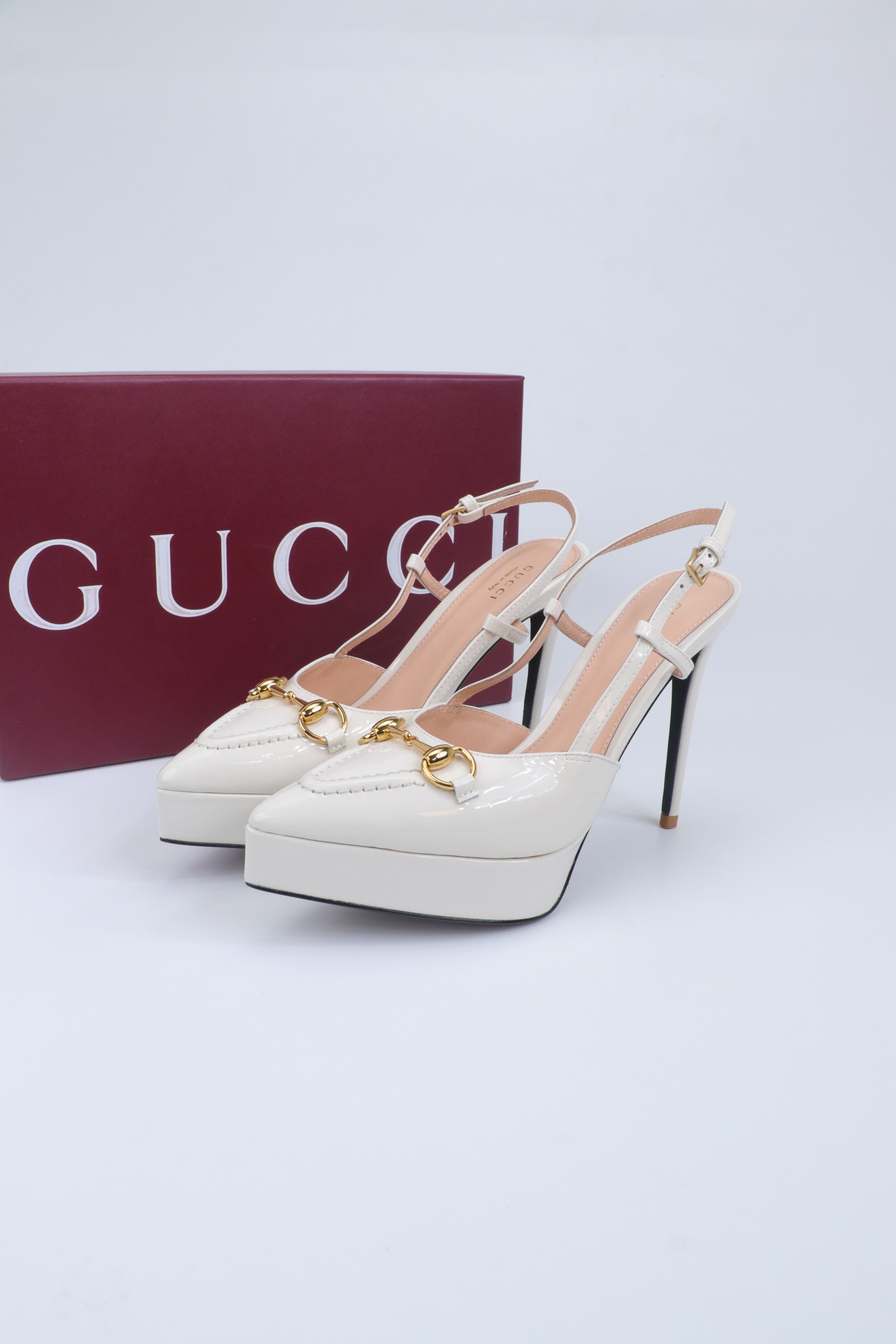 NO:706299,2025 spring and summer new style, Hentian high water platform, GuccI classic spring and summer catwalk horse bit, Hentian high waterproof platform, pointed toe high-heeled sandals —————————— G family embodies the sense of high-end, which always makes people convinced. It seems to be a simple style, but it is inexplicably high-end on the feet. It is very sexy, allowing you to easily match it to show various styles. The upper is made of customized imported patent leather. The lining of the toe is made of mixed sheepskin. The sole is imported from Italy.  Water table 2cm, heel height 9.5cm, Size 35-39 (customized on 40/41/42), high heels and sandals, gucci, gucci, sandals, high heels, sheepskin198609092025春夏新款 恨天高水台 GuccI经典春夏走秀马衔扣 恨天高防水台尖头高跟凉鞋 ———————————— G家在体现高级感这块 总让人大写的服气 看起来蛮简单的款式 但上脚就莫名很高阶 非常性感 让你轻松搭配尽显各种风格 鞋面采用定制进口漆皮 内里踮脚均为混种羊皮 意大利进口真皮底 水台2cm 跟高9.5cm Size35-39（40/41/42定制）,高跟鞋凉鞋,gucci,gucci,sandals,high heels,sheepskin,Women's Shoes