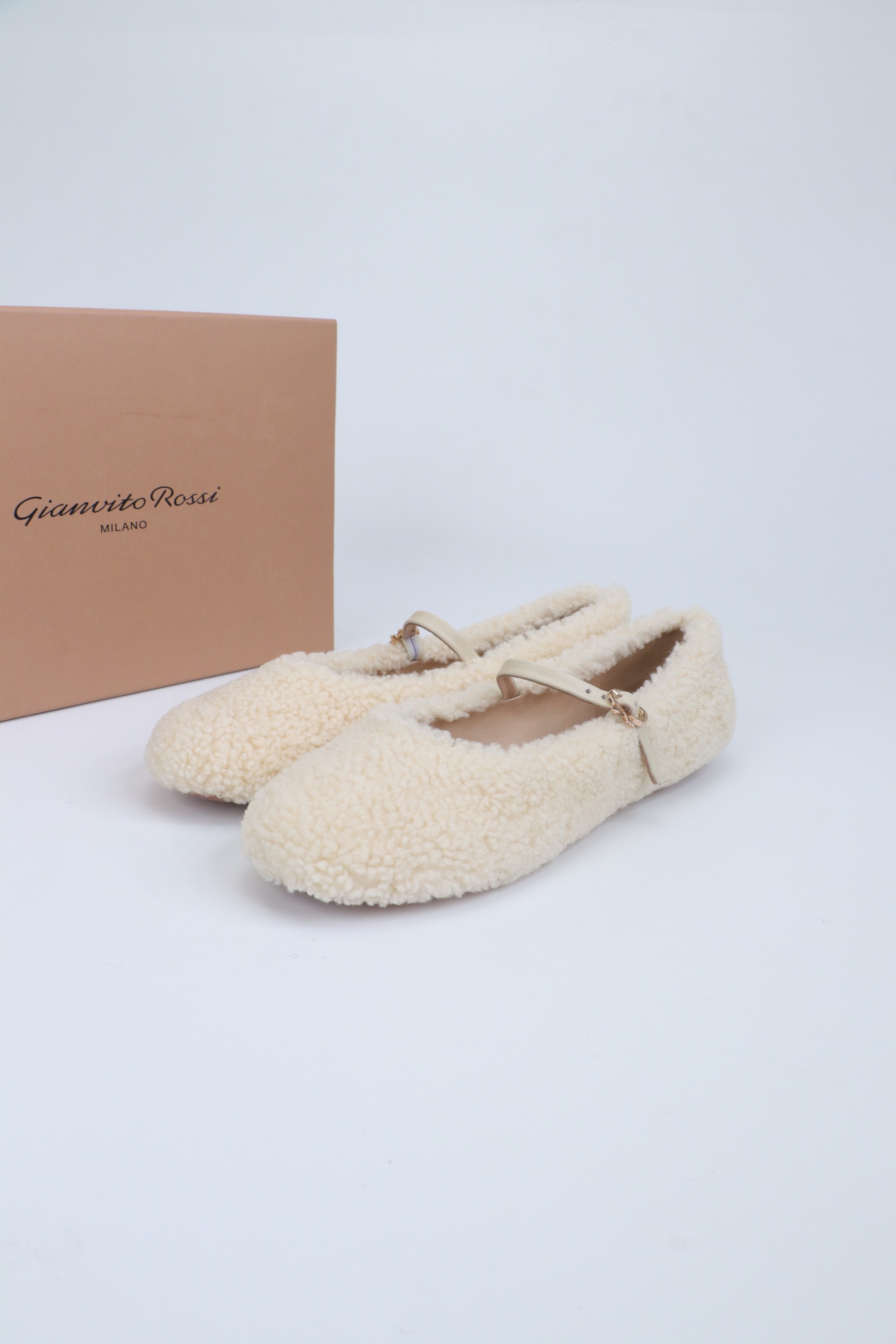 NO:706297,- Gianvito Rossi 25 new autumn and winter style Rossi GR lamb wool ballet shoes with thin soles and super soft shallow mouth Mary Jane shoes flat fur shoes When the nobility of Italian handcraft meets the gentle warmth of autumn and winter, these shoes are based on the classic Mary Jane shoe shape  The leather is the soul, and the iconic metal buckle is used to anchor the luxurious style, blending the brand's 'minimalist luxury beauty' engraved in the bone marrow with the beauty of warmth. 60 manual processes condense the texture of a pair of shoes, and the leather locks in temperature and is not stuffy.  The fur embellishment is not bloated, and every step carries an elegant Italian style, so that elegance in autumn and winter does not have to be 'beautiful.' It writes the elegance and gentleness of contemporary women in autumn and winter, making every step a warm encounter with Italian romance. Lambskin upper, sheepskin lining, open-molded rubber outsole, size 35-39 (40.41 custom-made, non-refundable), furry shoes, mary jane, sheepskin19860909- Gianvito Rossi 25秋冬新款 罗西GR羊羔毛芭蕾舞鞋薄底超软浅口玛丽珍单鞋平底毛毛鞋 当意式手工的矜贵邂逅秋冬的温柔暖意,这双鞋以经典玛丽珍鞋型为骨 皮里为魂,用标志性金属扣锚定奢雅格调,将品牌刻入骨髓的“极简奢美”与保暖美相融,60道手工工序凝练一双鞋的质感,皮里锁温不闷燥 毛毛点缀不臃肿,每一步都带着优雅入骨的意式风情,让秋冬优雅不必“美丽冻人”.书写当代女性秋冬的优雅与温柔,让每一步成为一场与意式浪漫的温暖邂逅. 鞋面羊羔毛 内里垫脚羊皮 鞋底开模橡胶大底 码数35-39（40.41定做不退换）,毛毛鞋,mary jane,sheepskin,Women's Shoes