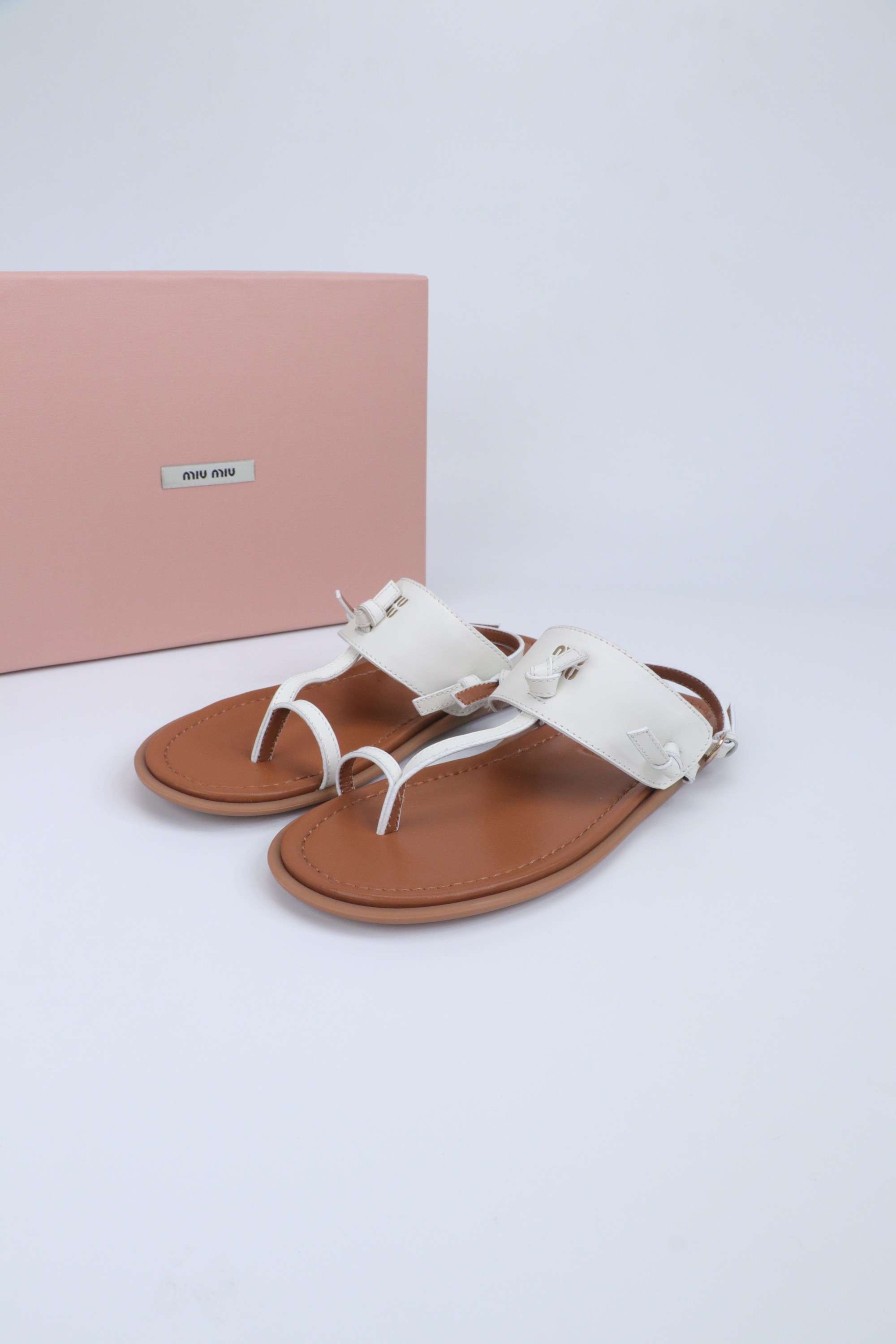 NO:706285,Purchasing agent miumiu 2026 new early spring thong flat sandals. They are simply the peak of summer fashion. They are welded with French style lazy on the feet. They are comfortable and easy to wear. Upper: cowhide. Inner foot pad: sheepskin. Big brother: original molded outsole. Size: 35-39 (40 customized), split-toe shoes, miumiu, sandals, cowhide, sheepskin.19860909代购级miumiu2026早春新款夹趾平底凉鞋 简直夏天时髦颜值巅峰 把法式慵懒焊在脚上 舒适又好穿 鞋面:牛皮 内里垫脚:羊皮 大哥:原版开模大底 码数:35-39（40定做）,分趾鞋,miumiu,sandals,cowhide,sheepskin,Women's Shoes