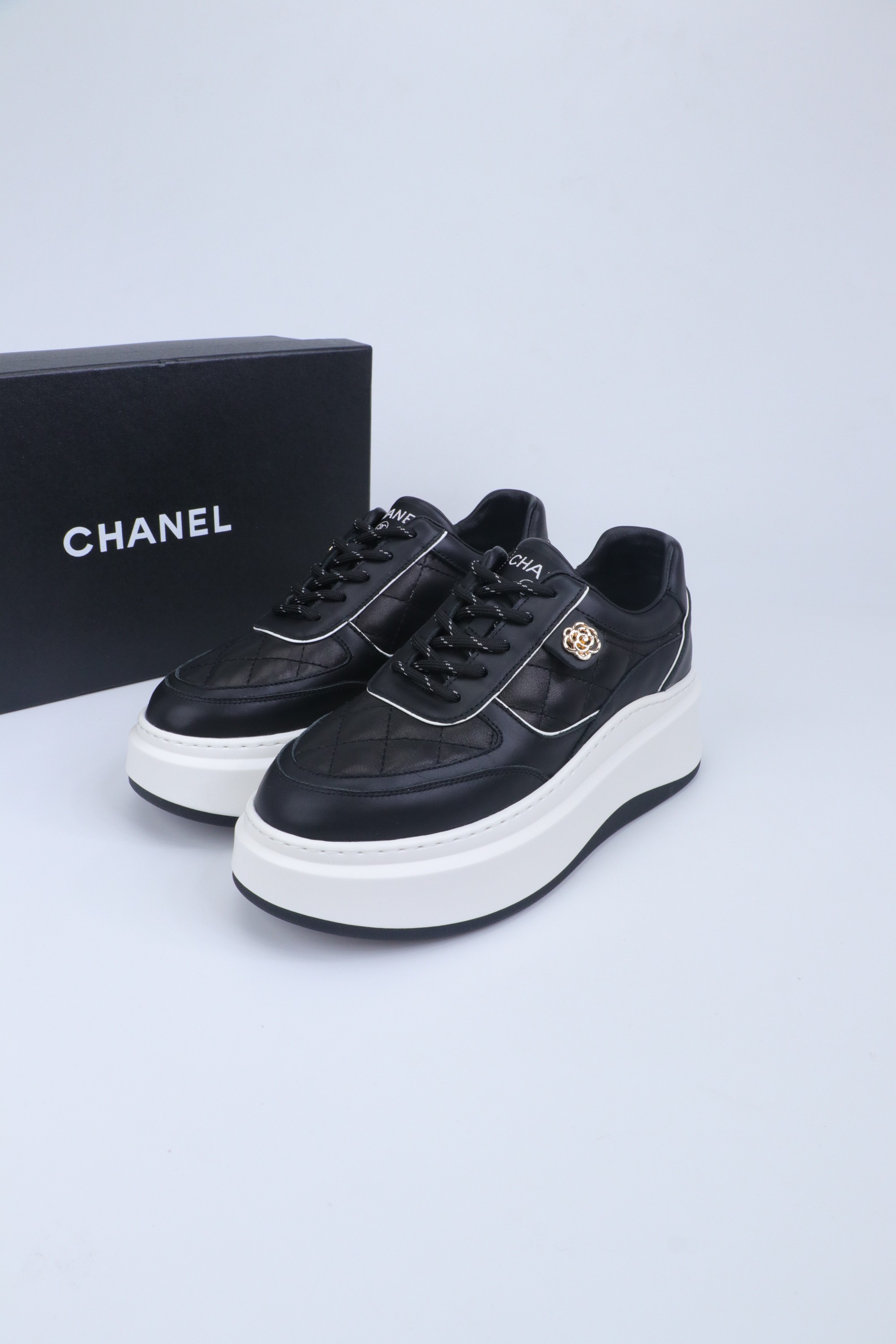 NO:706281,Chanel Chanel 26SS latest white shoes casual sports shoes skate shoes original purchase development and production Xiaoxiang C home counter another super hot style, the love of Internet celebrity bloggers and ladies, various praises on social platforms, super popular and super high quality, breathable and super spring and summer, seeing this issue always arouses the inner desire of fashion in girls. The latest calfskin material, classic black and white color matching, very fashionable on the feet, easy to care for #Fabric: Original customized imported cowhide  # inner sheepskin # Sole original molded TPU non-slip outsole Size: 35-39 (40 set), casual shoes/sports shoes, chanel, chanel, chanel, sneakers, cowhide, sheepskin19860909Chanel香奈儿26SS最新款小白鞋 休闲 运动鞋 滑板鞋 原版购入开发做货 小香 C家 专柜又一超级大爆款,网红博主小姐姐们的挚爱,社交平台的各种夸赞,人气超高质感透气超级春夏,看到这期总能唤起少女内心对时髦的诉求 最新小牛皮材质 经典黑白配色 上脚时髦感十足 容易打理 #面料:原版定制进口牛皮 #内里羊皮 #鞋底原版开模TPU防滑大底 尺码 : 35-39 (40定),休闲鞋/运动鞋,chanel,chanel,chanel,sneakers,cowhide,sheepskin,Women's Shoes