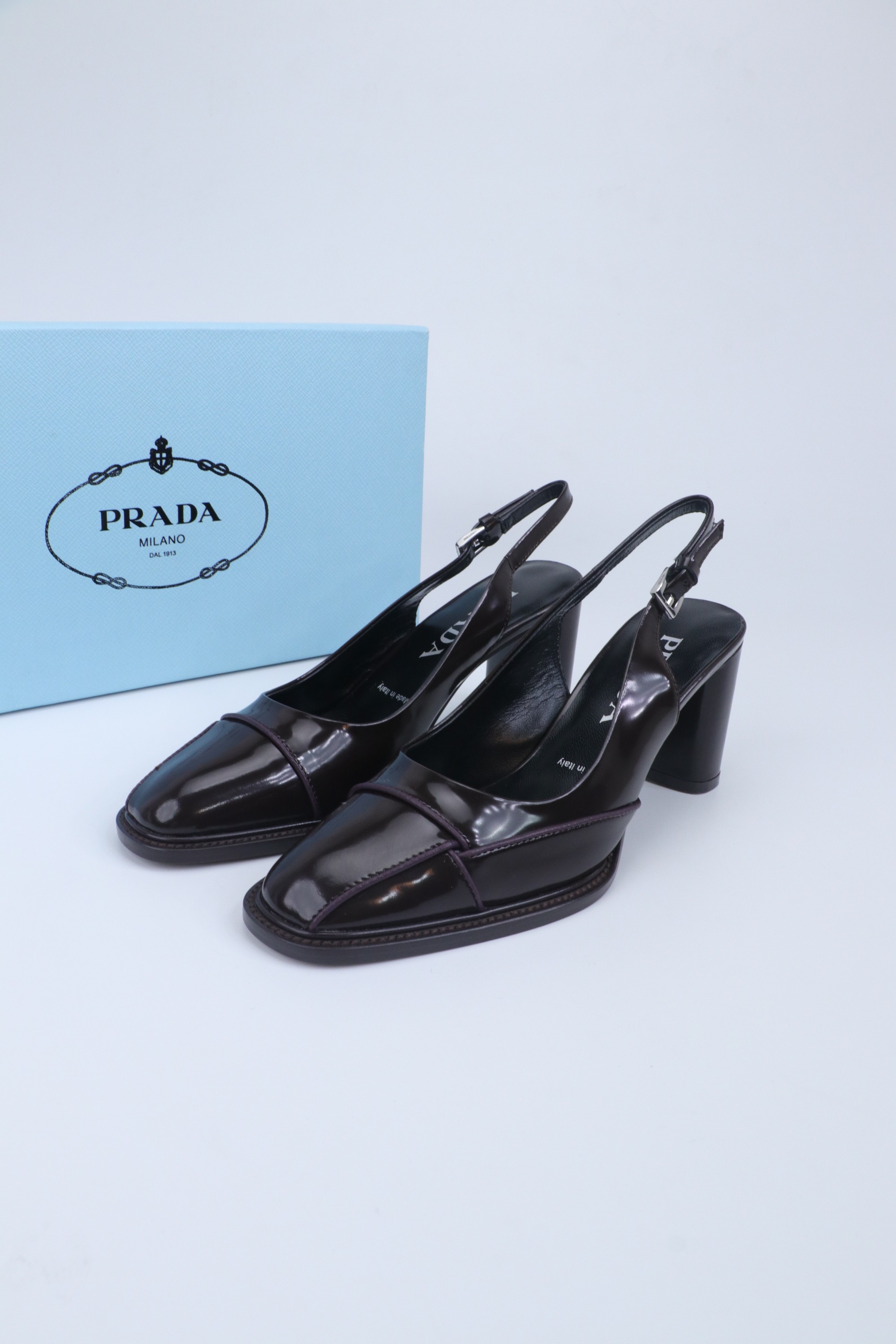 NO:706278,2026 new early autumn Prada Prada catwalk pointed-toe hollow high-heeled shoes, retro old-money style shoes/sandals - top version, full of sense of future technology, minimalist beauty long-lost in the fashion industry, fashionable and exquisite, high-end for daily wear, using a pointed-toe design, very fashionable and aggressive, highlighting personality; the shoe body has unique dividing lines, adding design details, different from ordinary pointed-toe shoes, with the Prada brand's iconic avant-garde style.  Made of high-quality leather material, the texture is high-end and has a distressed effect, showing a retro and modern texture. The craftsmanship is fine and reflects the high-end quality of the brand. The stiletto heel design enhances the wearer's aura while maintaining good stability and is suitable for daily commuting or special occasions. Upper cowhide/patent leather, lining sheepskin, sole Italian genuine leather outsole, heel height 7.5cm  Size 35-39 (40.41 customized, non-refundable), high heels and sandals, prada, prada, sandals, high heels, cowhide, sheepskin, Leather soles198609092026早秋新款 Prada 普拉达走秀款尖头镂空高跟鞋 复古老钱风单鞋/凉鞋 ———顶级版本 未来科技感满满 时尚界久违的极简之美 时髦又精致 日常穿出高级感 采用尖头设计,极具时尚感与攻击性,彰显个性；鞋身有独特的分割线条,增添设计细节,区别于普通尖头鞋,带有Prada品牌标志性的前卫风格. 选用优质皮革材质,质感高级,且有做旧效果的纹理,呈现出复古又摩登的质感,工艺精细,体现品牌高端品质.细高跟设计,提升穿着者气场,同时保持了较好的稳定性,适合日常通勤或特殊场合穿着. 鞋面牛皮/漆皮 内里垫脚羊皮 鞋底意大利真皮大底 跟高7.5cm 码数35-39（40.41定做不退换）,高跟鞋凉鞋,prada,prada,sandals,high heels,cowhide,sheepskin,Leather soles,Women's Shoes