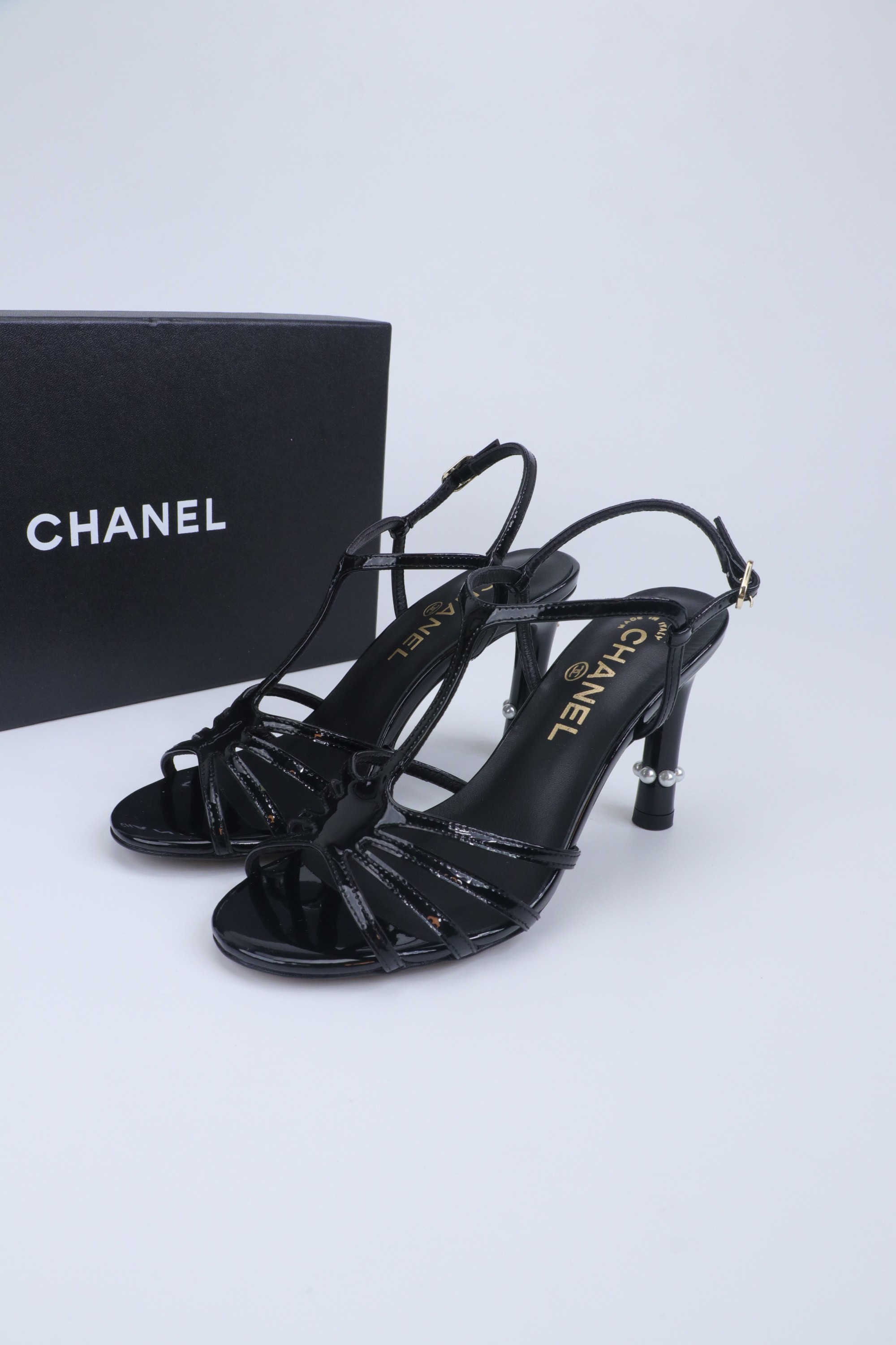 NO:706276,CHANE* | Xiaoxiang 25SS spring and summer new catwalk style double C high-heeled sandals. The main model of the catwalk is so beautiful this season. The overall design is simple and elegant, and the heel design is very unique and bold. It is really hard to put it down. Not only the shoe shape is beautiful, but it is also very comfortable on the feet and not tired at all. In order to achieve the original foot feel, we worked hard on the last, the lines and curvature are very smooth, and do not squeeze the feet at all ~ The upper is original custom-made imported patent leather Lining imported sheepskin outsole Italian imported genuine leather outsole Heel height 8cm Size 35-39 (customized on 34/40/41/42 not returnable) Packaging original latest gift box packaging, high heels and sandals, chanel, sandals, high heels, sheepskin, Leather soles19860909CHANE* ｜小香25SS春夏新品走秀款双C高跟凉鞋 走秀主推款这季太好看了 整体设计简约大气又耐看,鞋跟设计非常独特大胆,真让人爱不释手,不仅鞋型好看,上脚还特别舒服完全不累脚,想要达到原版脚感我们在楦头上没少下功夫,线条感弧度非常流畅,而完全不挤脚～ 鞋面原版定制进口漆皮 內里进口羊皮 大底意大利进口真皮大底 跟高8cm 尺码35-39（34/40/41/42定制不退换） 包装原版最新礼盒包装,高跟鞋凉鞋,chanel,sandals,high heels,sheepskin,Leather soles,Women's Shoes