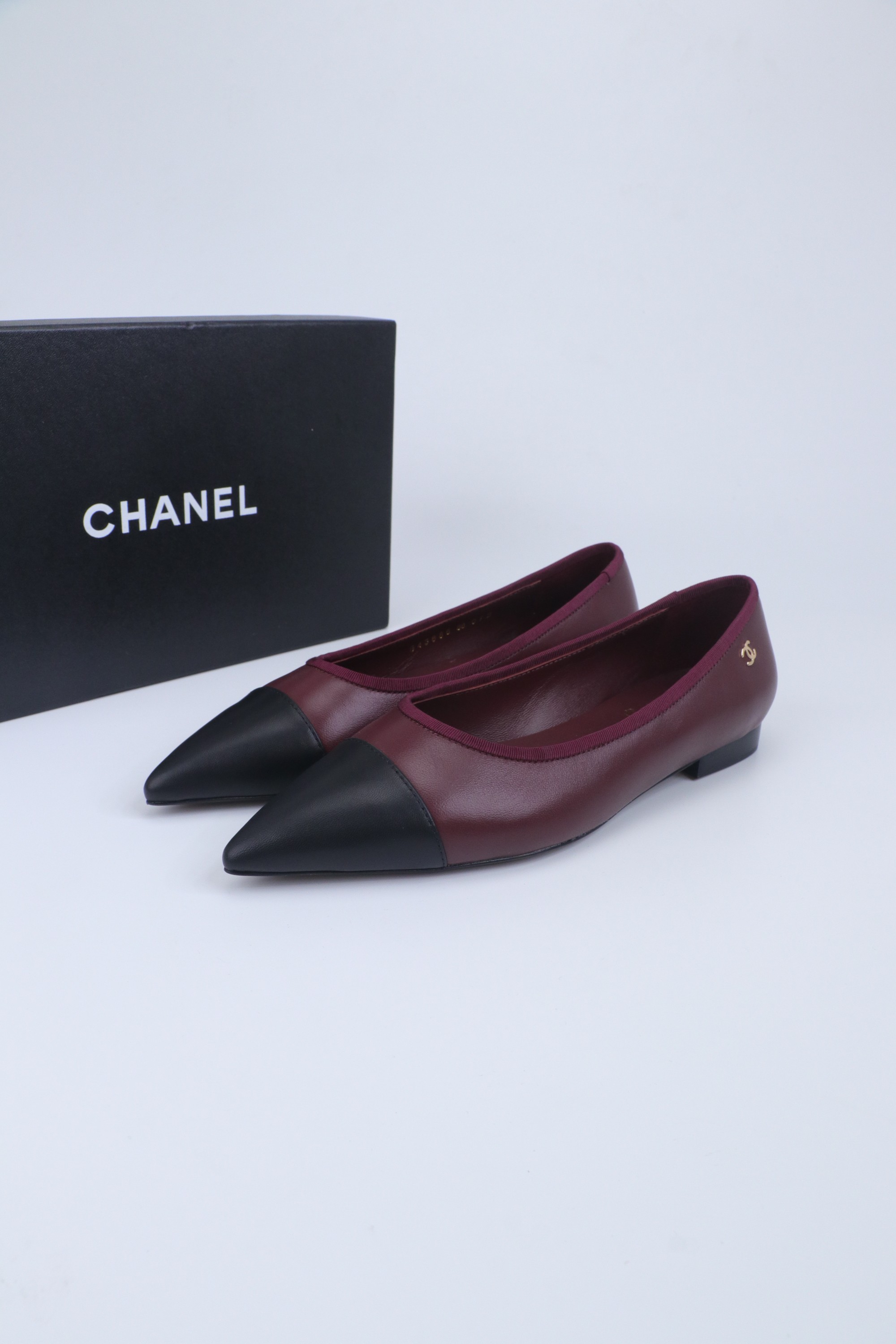 NO:706274,2025 Xiaoxiang is a must-have item for autumn and winter this season!  !  Chanel's autumn and winter heavy industry hot styles are highly recommended by Xiaohongshu. They look good no matter how you match them. They are a must-have for fashion. Ms. Chanel loves simple and irresistible combinations to show her unique dressing style. She can mix and match freely to shine and follow the fashionable steps of her grandma!  !  !  Exquisite details. Zoom in to see the original molded hardware buckle. The top version is made at the purchasing level★The upper is made of original customized cowhide, sheepskin feet, original molded leather outsole, code number 35-39 (customized 40, 41, single shoes, chanel, cowhide, sheepskin, Leather soles198609092025小香 本季秋冬季必备单品！！ 香奈儿秋冬重工爆款 小红书力推款,怎么搭配都好看,时髦精必备,香奈儿女士钟爱简约又难以抗拒系搭配展现与众不同的穿搭风格、自由混搭闪耀到位跟紧香奶奶时尚步伐！！！精致细节放大看原版开模五金扣 顶级版本代购级别打造★鞋面采用原版定制牛皮,羊皮垫脚,原版开模真皮大底,码数35-39（40、41定做,单鞋,chanel,cowhide,sheepskin,Leather soles,Women's Shoes