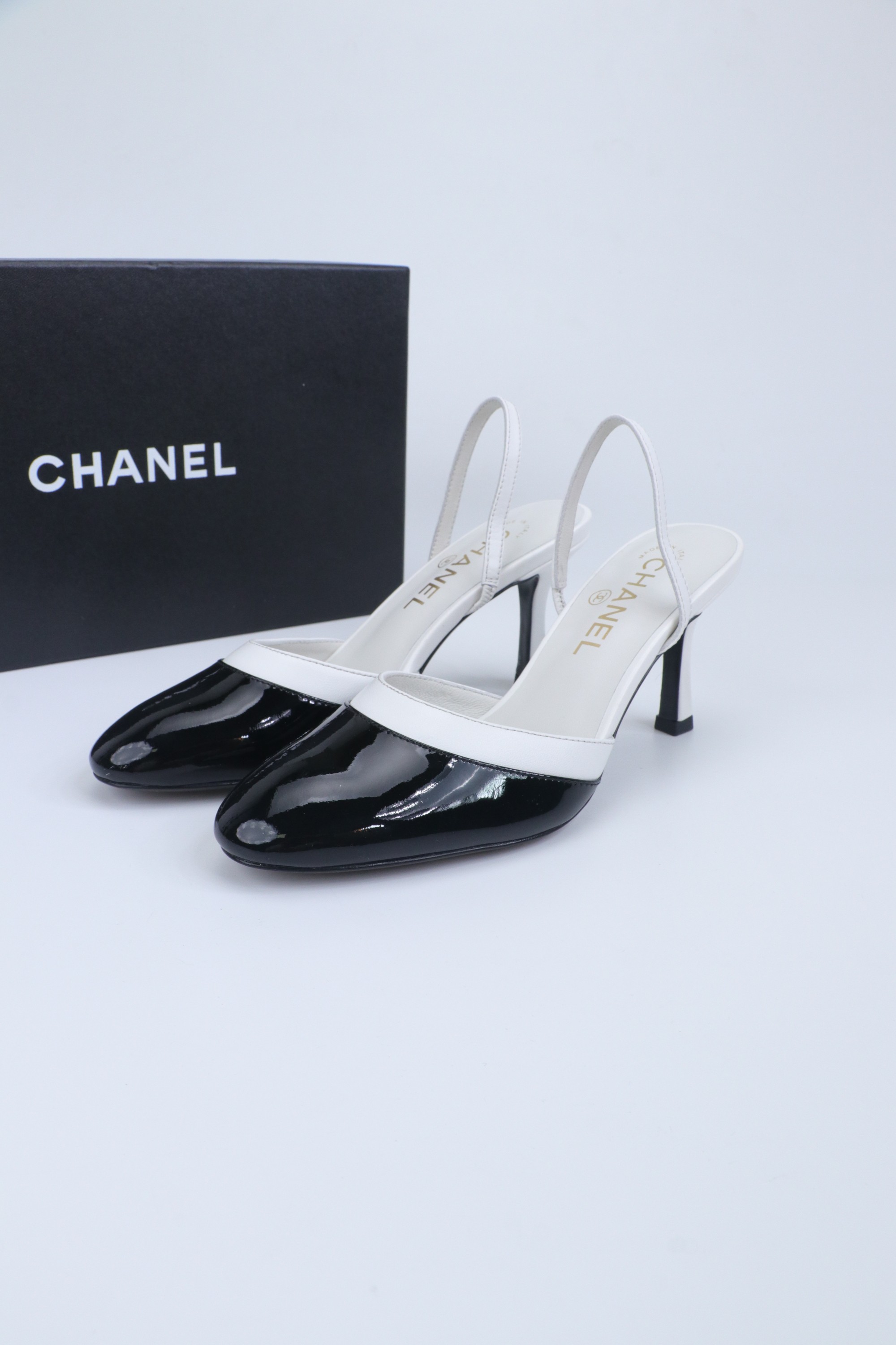 NO:706271,2026 Xiaoxiang is a must-have item for autumn and winter this season!  !  Chanel's autumn and winter heavy industry hot styles are highly recommended by Xiaohongshu. They look good no matter how you match them. They are a must-have for fashion. Ms. Chanel loves simple and irresistible combinations to show her unique dressing style. She can mix and match freely to shine and follow the fashionable steps of her grandma!  !  !  Exquisite details. Zoom in to see the original molded hardware buckle. The top version is made at the purchasing level★ The upper is made of original sheepskin, sheepskin lining, feet, original molded leather outsole, size 35-39 (40, 41, high heels, sandals, chanel, sandals, high heels, sheepskin, Leather soles198609092026小香 本季秋冬季必备单品！！ 香奈儿秋冬重工爆款 小红书力推款,怎么搭配都好看,时髦精必备,香奈儿女士钟爱简约又难以抗拒系搭配展现与众不同的穿搭风格、自由混搭闪耀到位跟紧香奶奶时尚步伐！！！精致细节放大看原版开模五金扣 顶级版本代购级别打造★鞋面采用原版羊皮,羊皮内里,垫脚,原版开模真皮大底,码数35-39（40、41,高跟鞋凉鞋,chanel,sandals,high heels,sheepskin,Leather soles,Women's Shoes