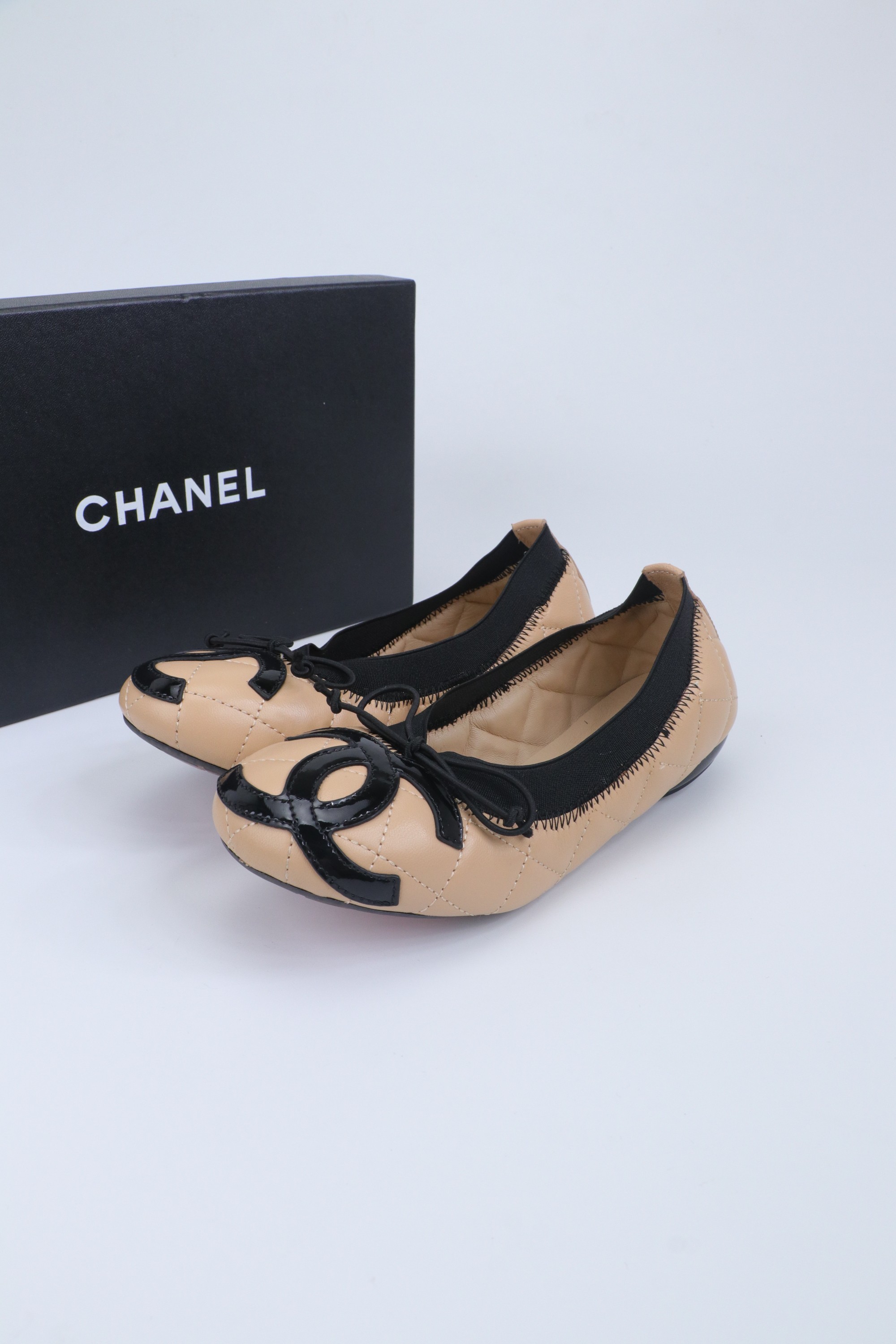 NO:706298,2025★★★★★ Many celebrities and internet celebrities are on their feet, a versatile series popularized by domestic and foreign bloggers, a must-have for spring and summer wardrobes. Exclusive to Xiangjia, upper sheepskin lining: imported crystal sheepskin lining, outsole original molded custom leather outsole, shoe size: 35-39 (40, 41, custom-made, non-refundable), single shoes, chanel, sheepskin, Leather soles198609092025★★★★★ 众多明星网红上脚,国内外博主刷爆的一个百搭系列,春夏衣橱搭配必备 首选.香家专属 鞋面羊皮  内里: 进口水晶羊皮内里 大底原版开模定制真皮大底 鞋码: 35-39（40、41、定做不退换）,单鞋,chanel,sheepskin,Leather soles,Women's Shoes