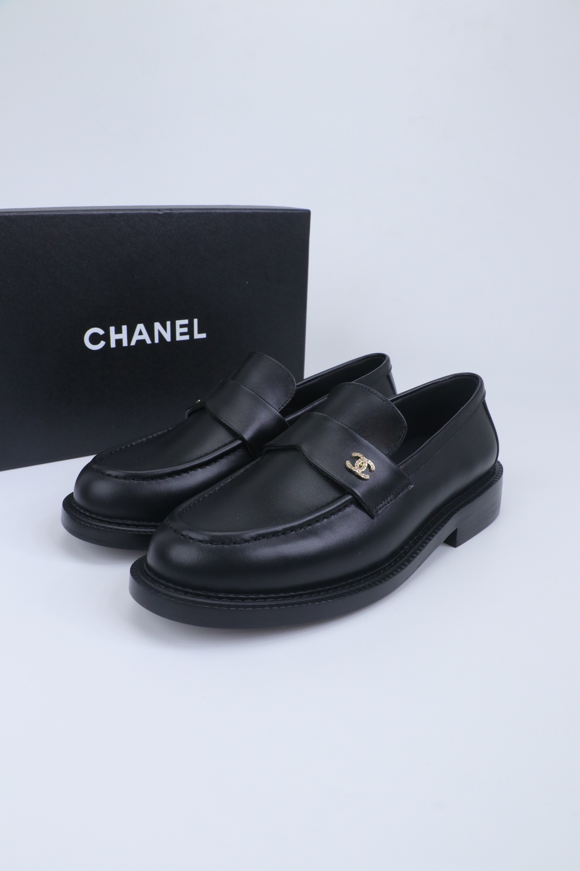 NO:706294,2025 Xiaoxiang is a must-have item for autumn and winter this season!  !  Chanel's autumn and winter heavy industry hot styles are highly recommended by Xiaohongshu. They look good no matter how you match them. They are a must-have for fashion. Ms. Chanel loves simple and irresistible combinations to show her unique dressing style. She can mix and match freely to shine and follow the fashionable steps of her grandma!  !  !  Enlarge the exquisite details to see the original molded hardware buckle. The top version is made at the purchasing level★ The upper is made of original customized cowhide, sheepskin lining, sheepskin feet, original molded leather outsole, size 35-39 (customized 40, 41, loafers, chanel, loafers, cowhide, sheepskin, Leather soles198609092025小香 本季秋冬季必备单品！！ 香奈儿秋冬重工爆款 小红书力推款,怎么搭配都好看,时髦精必备,香奈儿女士钟爱简约又难以抗拒系搭配展现与众不同的穿搭风格、自由混搭闪耀到位跟紧香奶奶时尚步伐！！！精致细节放大看原版开模五金扣 顶级版本代购级别打造★鞋面采用原版定制牛皮,羊皮内里,羊皮垫脚,原版开模真皮大底,码数35-39（40、41定做,乐福鞋,chanel,loafers,cowhide,sheepskin,Leather soles,Women's Shoes