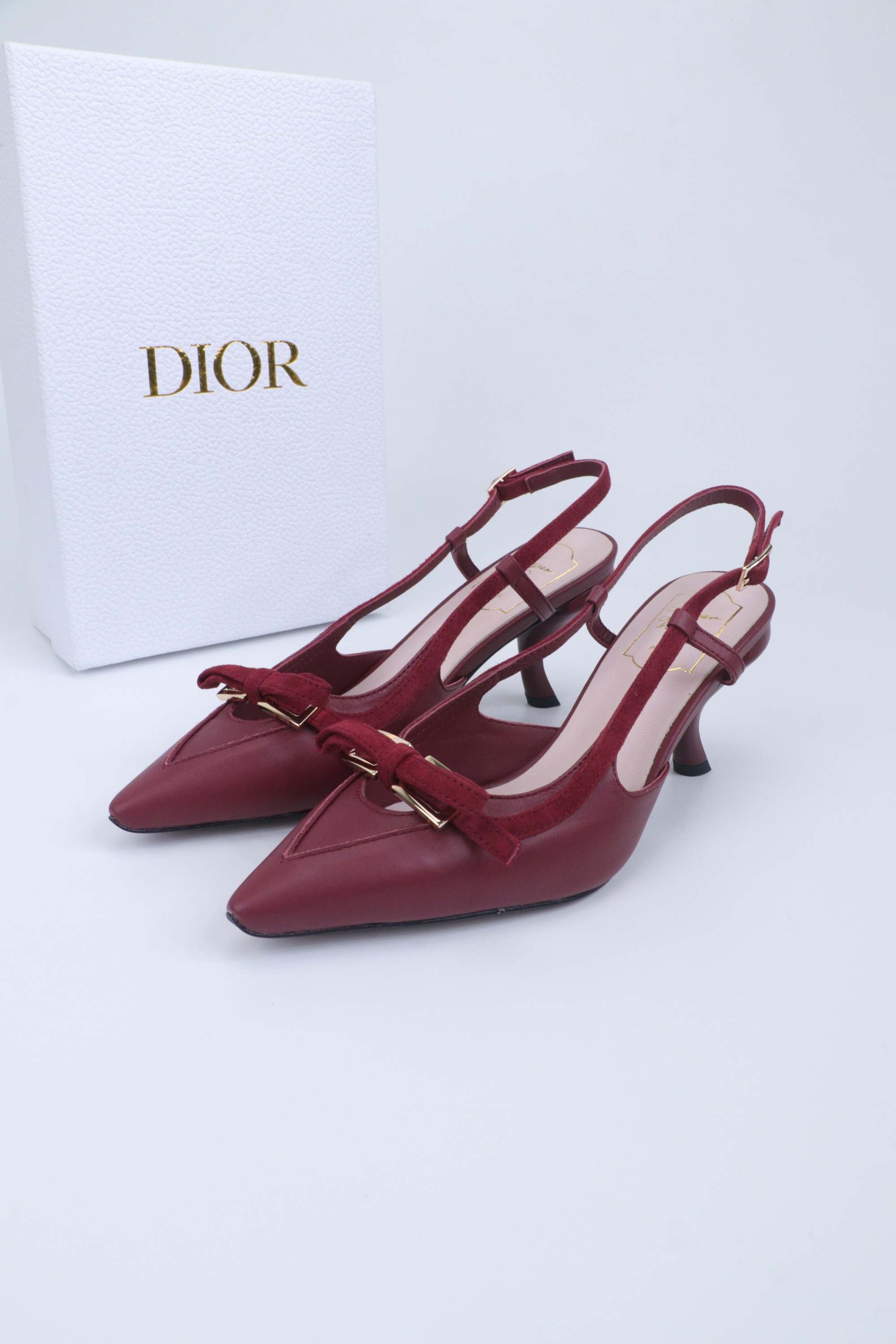 NO:706289,Roger Vivi* 26 new early spring sandals, Virgule diamond buckle high heels with back straps and sandals, a must-have for RV. She looks so beautiful on her feet, right? RV's new kitten heel series, satin surface with exquisite square diamond buckle, super temperamental, so beautiful that it combines sexy and cuteness. I have to say that his family is very good at exquisiteness. Original custom-made leather sole. Material: custom-made original cowhide. Foot pads are lined with imported sheepskin.  Size 35-40 (40 customized, non-refundable, high heels and sandals, roger vivor, sandals, high heels, cowhide, sheepskin, silk fabric19860909Roger Vivi* 26早春新品凉鞋 Virgule钻扣高跟鞋后袢带凉拖 RV必入款 她上脚也太美了吧 Rv新款小猫跟系列 绸缎面搭配精致方钻扣 超有气质 美到犯规 集性感与可爱于一体不得不说他家太会拿捏精致感了 鞋底原版定制真皮底 材质:定制原版牛皮 垫脚进口羊皮内里 码数35-40码（40定制不退换,高跟鞋凉鞋,roger vivier,sandals,high heels,cowhide,sheepskin,silk fabric,Women's Shoes