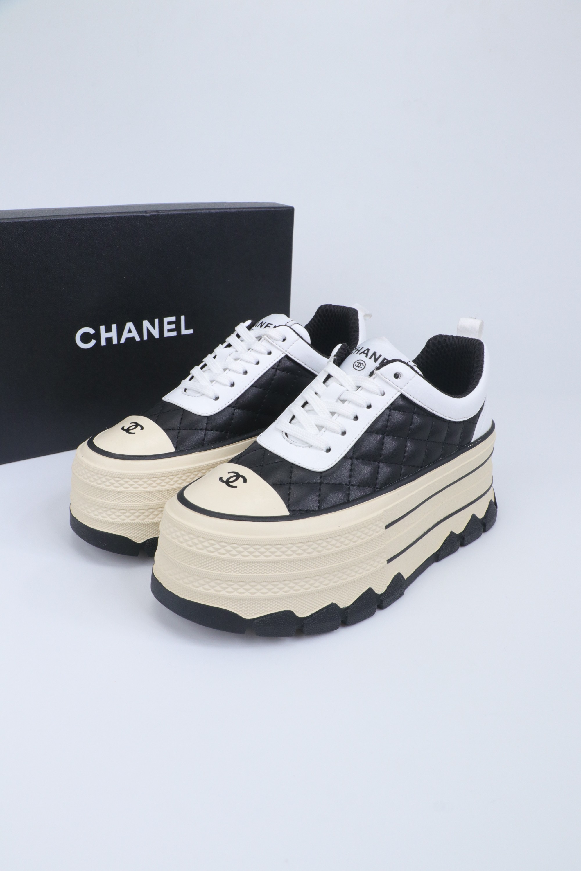 NO:706286,Chanel Chanel Xiaoxiang 2026ss new rhombus thick-soled casual shoes are too popular!  The low-cut platform shoes that are so popular right now are worn by Internet celebrities. The rhombus design has a retro charm, and the black and white color scheme is classic and versatile. The thick platform soles are quietly taller and slimmer, and can easily make the legs look longer. They are soft and comfortable on the feet, and there is no pressure when walking around. The minimalist style is suitable for various outfits, whether it is paired with jeans or a small skirt, it can be fashionable. This year's flagship style must be!  Fabric rhombus sheepskin, padding sheepskin, outsole molded rubber outsole, size 35-39 (40.41 custom-made, non-returnable), casual shoes/sports shoes, chanel, chanel, sneakers, skirts, jeans, sheepskin19860909Chanel香奈儿小香2026ss新款菱格厚底休闲鞋也太圈粉了！当下超火的低帮松糕鞋型,网红明星都在穿,菱格纹设计自带复古韵味,黑白配色经典又百搭.厚底松糕底悄悄增高还显瘦,轻松拉出大长腿既视感,上脚软乎乎超舒服,暴走也无压力.极简风格适配各种穿搭,不管是配牛仔裤还是小裙子,都能拿捏时髦感,今年的主打款必须冲！ 面料菱格羊皮 垫脚羊皮 大底开模橡胶大底 码数35-39（40.41订做不退换）,休闲鞋/运动鞋,chanel,chanel,sneakers,skirts,jeans,sheepskin,Women's Shoes