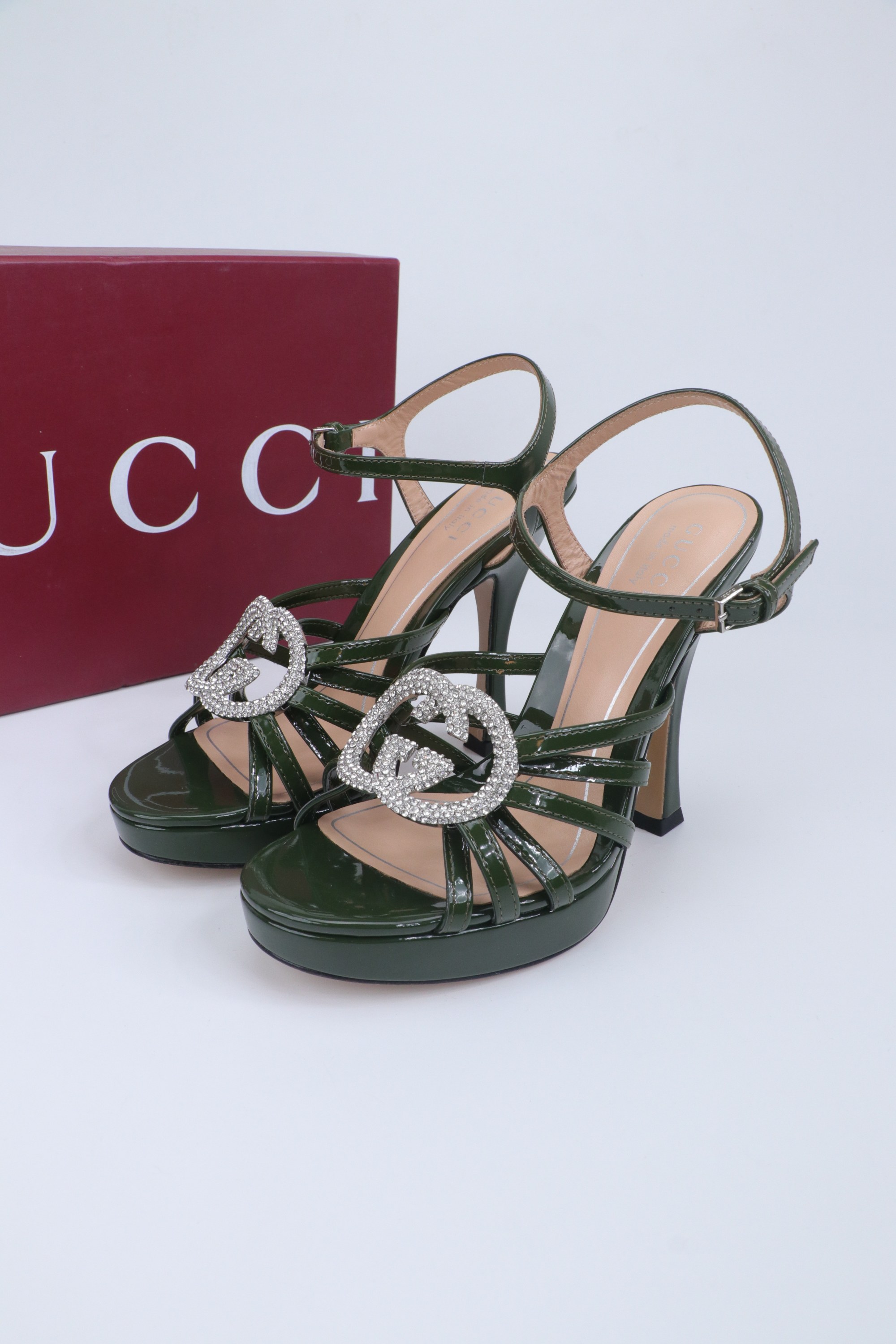 NO:706283,2026 new spring new Gucci early spring rhinestone double G thin strap high-heeled platform sandals ——————— Fully studded with fine rhinestones, shining with luster under the refraction of light. Not exaggerated but with high-gloss recognition. It is a contemporary translation of the brand’s century-old DNA. The 10.5cm high heels are tall and stylish. The feet of small people can naturally elongate the body proportions. The versatile attribute is suitable for all scenes. Paired with silk suspender skirts.  It is gentle and elegant for dating and commuting. It is paired with high-waisted wide-leg pants and a simple shirt. It has a smart and modern style. Paired with a floral tea dress, it is suitable for early spring vacations. It can easily become the finishing touch of the style. It is suitable for switching between day and night. The fabric is made of original patent leather/silk. The lining is made of sheepskin. The Italian imported leather outsole has a heel height of 10.5cm.  size35-39 (40/41/42 customized), high heels and sandals, gucci, sandals, high heels, skirts, shirts, sheepskin, real silk, Leather soles198609092026新春新款 Gucci早春水钻双G细带高跟水台凉鞋 ——————— 满镶细碎水钻 光线折射下闪映莹润光泽 不浮夸却自带高光辨识度 既是品牌百年DNA的当代转译 10.5cm高跟挺拔有型 小个子上脚可自然拉长身形比例 百搭属性适配全场景穿搭 搭配真丝吊带裙 是约会通勤的温柔奢雅 配高腰阔腿裤与简约衬衫 干练摩登格调 搭碎花茶歇裙 适配早春度假出行 轻松成为造型点睛之笔 昼夜切换造型皆得体出众. 面料采用原版漆皮/真丝 内里踮脚均为羊皮 意大利进口真皮大底 跟高10.5cm size35-39（40/41/42定制）,高跟鞋凉鞋,gucci,sandals,high heels,skirts,shirts,sheepskin,real silk,Leather soles,Women's Shoes