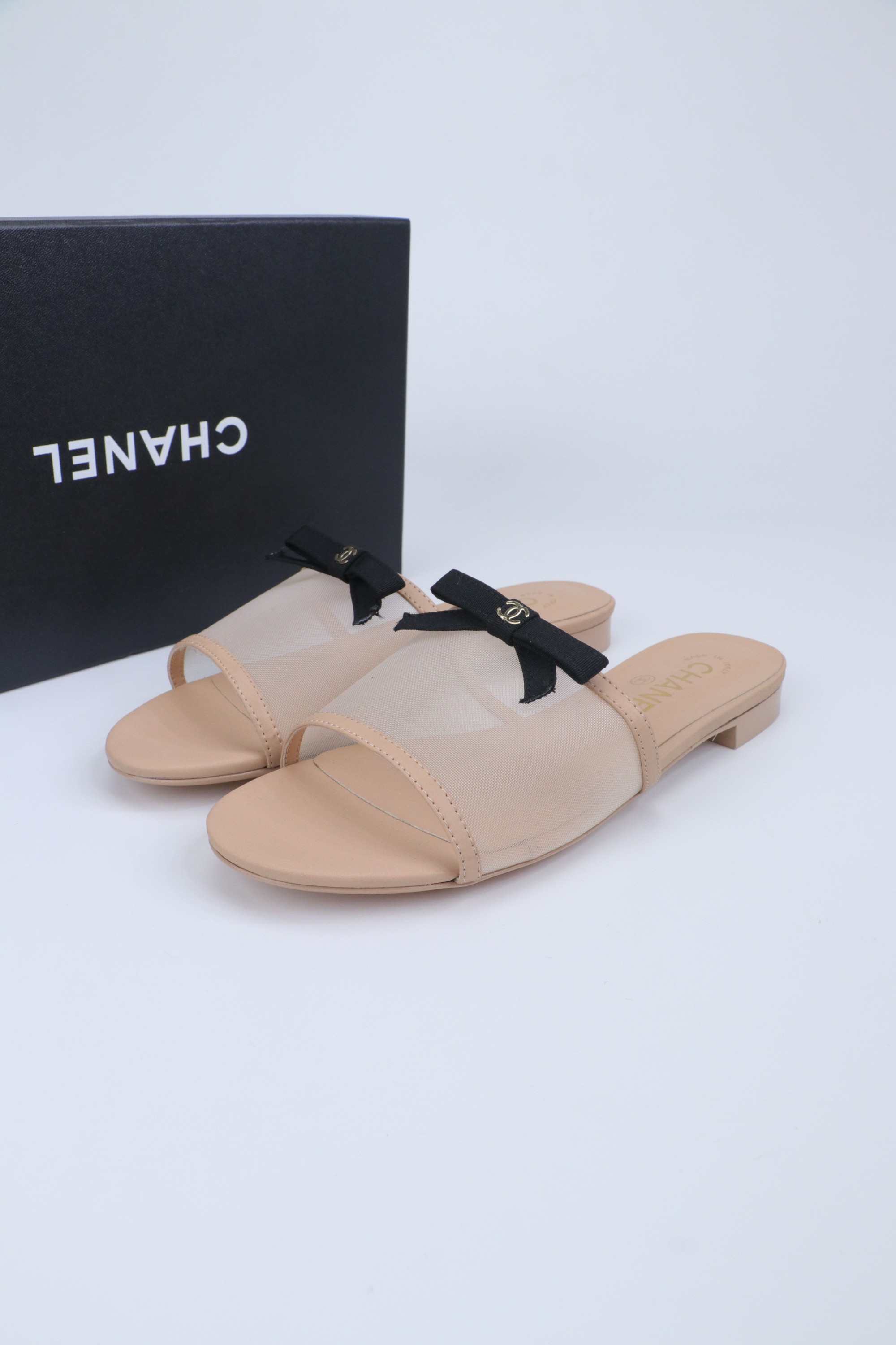 NO:706280,26Ss new Chanel Xiaoxiang mesh bow one-line sandals. The classic bow and mesh design bring out the atmosphere of a fugitive princess!  The simple one-line belt is combined with transparent mesh, and the bow decoration is exquisite and smart. It instantly unlocks the freshness and refinement of first love when worn on the feet. It exudes charming French elegance in any outfit!  Original custom mesh upper, sheepskin lining, Italian genuine leather outsole, size 35-39 (40, 41 customized, non-returnable), slippers, chanel, chanel, slippers, sheepskin, Leather soles1986090926Ss新款Chanel香奈儿小香网纱蝴蝶结一字凉拖鞋 经典蝴蝶结搭配网纱设计,把在逃公主的氛围感拉满！简约一字带糅合通透网纱,蝴蝶结缀饰精致又灵动,上脚瞬间解锁初恋般的清新脱俗,随便一搭都透着迷人的法式优雅！ 鞋面原版定制网纱 内里羊皮 鞋底意大利真皮大底 码数35-39（40、41定制不退换）,拖鞋,chanel,chanel,slippers,sheepskin,Leather soles,Women's Shoes