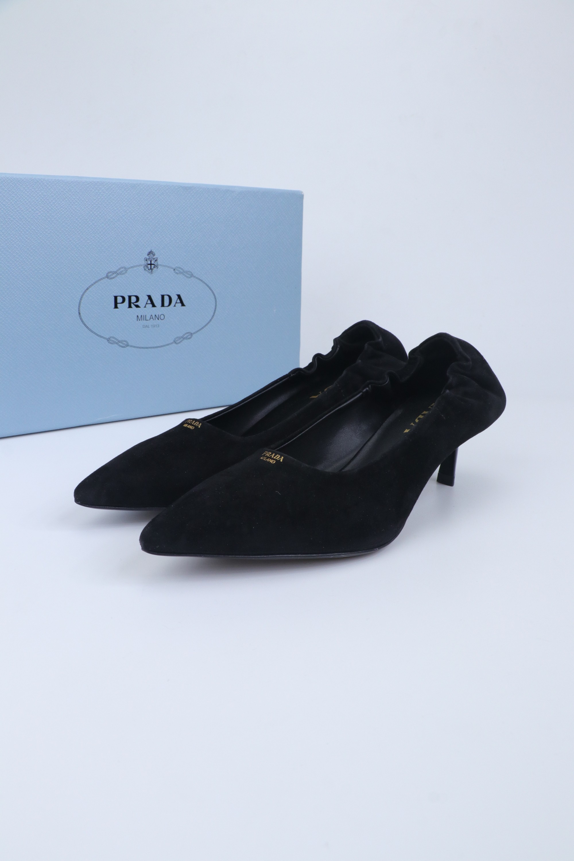 NO:706277,High version PRADA Prada 26/Early Spring Latest Back Shoes Logo Printing Pointed Toe Stiletto Heels Prada's suede pleated pointed-toe shoes are made of high-quality sheepskin/sheepskin, the upper is soft and delicate, and feels great to the touch!  The classic pointed toe + heel pleated elastic band is fashionable and practical, making it stable to wear and not easy to lose. There is a Prada metal logo on the inside of the insole, which is perfect for details!  The heel is about 5.5cm, elongating the leg line while ensuring comfort. It is very suitable for commuting and dating ~ black is versatile and can be easily controlled in various occasions. Fabric: Sheep/Sheepskin Lining: Sheepskin Sole: Italian genuine leather sole Heel height: 5.5cm Size: 35-39 (40.41 custom-made), high-heeled shoes, prada, prada, high heels, sheepskin, sheep19860909高版本 PRADA普拉达 26/ 早春最新 后邹 徽标印花 尖头 细跟 高跟鞋 Prada这款绒面褶皱尖头鞋,采用高品质羊皮/羊猄皮,鞋面柔软细腻,触感超赞！经典尖头+后跟褶皱松紧带,时髦又实用,穿着稳固不易掉心.鞋垫内侧有Prada金属标识,细节满分！鞋跟约5.5cm,拉长腿部线条同时保证舒适度,通勤约会都很适合～黑色百搭,轻松驾驭各种场合 面料: 羊猄/羊皮 内里: 羊皮 鞋底: 意大利真皮底 跟高: 5.5cm Size: 35-39 (40.41定做）,高跟鞋单鞋,prada,prada,high heels,sheepskin,sheep,Women's Shoes