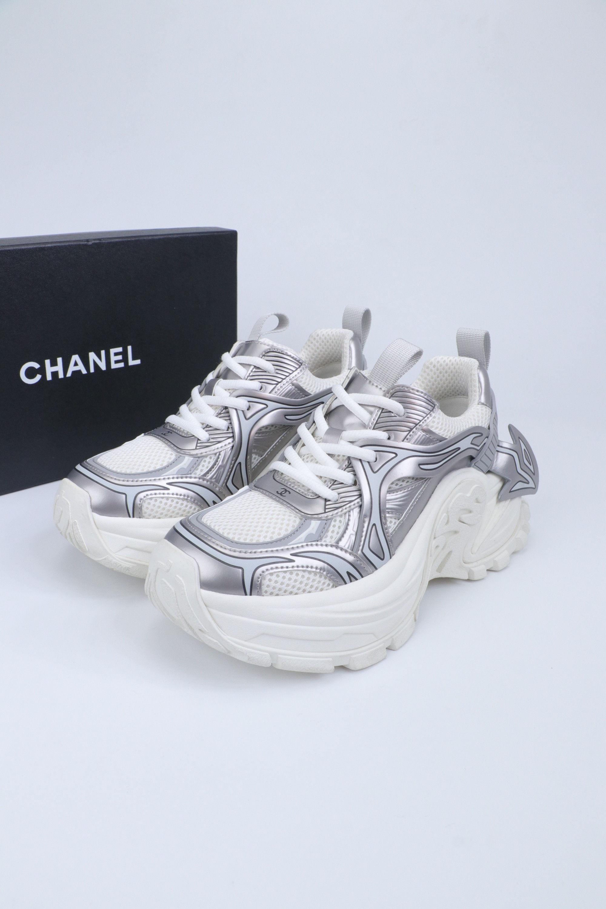 NO:706527,High version of CHANEL Chanel's new panda sneakers Panda shoes Chanel 2026ss popular panda shoes color matching thick-soled casual sports shoes sneakers counter synchronization counter is very popular very difficult to buy a shoe the most popular thick-soled panda shoes on the Internet can be imagined Xiaoxiang control can not miss the appearance and comfort coexist simple and versatile white shoes thick soles increase super versatile, whoever you close your eyes will look good in it  Special material for the upper, breathable mesh, imported mesh lining, outsole, original TU outsole, size: 35-40 (41), custom-made, dad shoes, chanel, chanel, sneakers19860909高版本 CHANEL香奈儿新款熊猫板鞋熊猫鞋 香奈儿2026ss火爆熊猫鞋配色厚底休闲运动鞋板鞋  专柜同步 专柜非常火爆 非常难买的一款鞋 全网最火的厚底熊猫鞋 可想而知小香控不可错过的 颜值与舒适并存的 简约百搭小白鞋 厚底增高超级百搭,闭眼入谁穿谁好看  鞋面特殊材质透气网 内里进口网里 大底TU原版大底 码数:35-40（41 定做,老爹鞋,chanel,chanel,sneakers,Women's Shoes