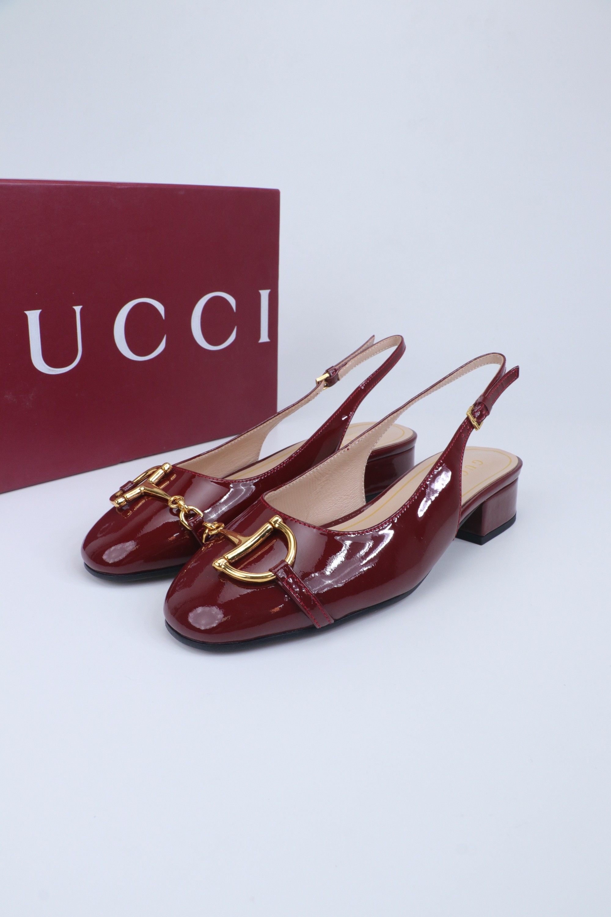 NO:706523,High version Dior 26/ss early spring vacation series square toe Velcro thick heel Mary Jane shoes 26CD early spring vacation series Mary Jane shoes, patent leather material, full of gloss, square toe design retro and fashionable. The thick heel is about 4cm, very comfortable for daily commuting or long walking. The upper has 'Cistian'  ' logo, full of brand sense. The shallow mouth design modifies the foot shape and lengthens the leg line. It can be easily matched with skirts and trousers. It is elegant and practical. It is a must-have versatile item in spring and summer!  Fabric: Patent leather Lining: Sheepskin Sole: Leather outsole Size: #35-41 (customized at 40.41), sandals, dior, dior, sandals, mary jane, skirts, sheepskin, Leather soles19860909高版本 Dior 迪奥 26/ss 早春度假系列 方头魔术贴 粗跟 玛丽珍鞋 26CD早春度假系列玛丽珍鞋,漆皮材质,光泽感满满,方头设计复古又时髦.粗跟约4cm,日常通勤或长时间走路都很舒适心.鞋面有“Cistian ”标志,品牌感十足.浅口设计修饰脚型,拉长腿部线条,裙装裤装都能轻松搭配,优雅实用,是春夏必入的百搭单品！ 面料: 漆皮 内里: 羊皮 鞋底: 真皮大底 Size: #35-41 (40.41订做）,凉鞋,dior,dior,sandals,mary jane,skirts,sheepskin,Leather soles,Women's Shoes