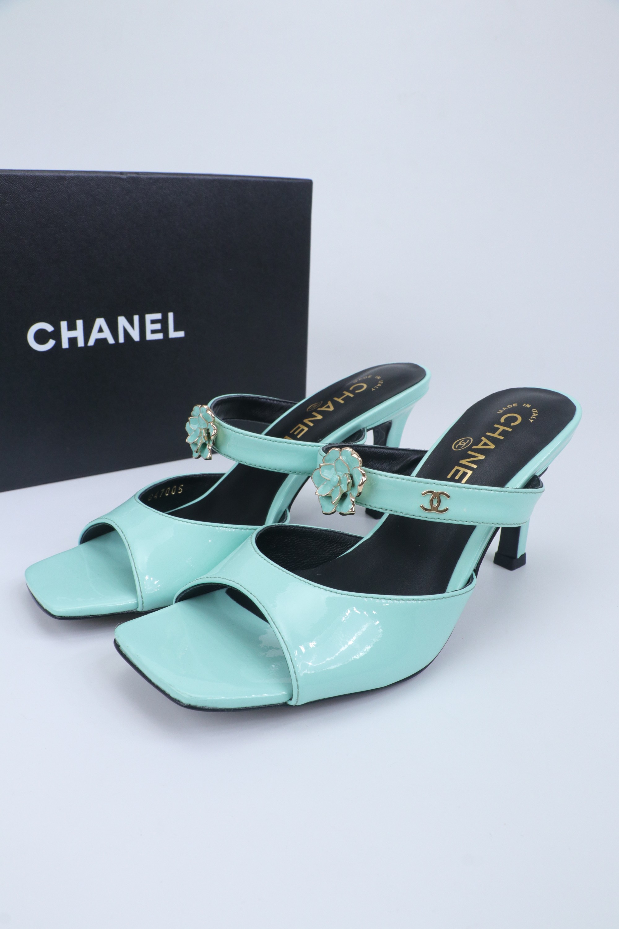 NO:706540,2026★★★★★ Many celebrities and Internet celebrities are on their feet. This is a versatile series popular among domestic and foreign bloggers. It is the first choice for spring and summer wardrobe must-have sandals. Upper imported patent leather Lining: Imported crystal sheepskin lining Outsole original molded custom leather sole Shoe size: 35-39 (34, 40, 41, custom-made, non-refundable) Delivery of luxurious and latest counter simultaneous packaging, high heels and slippers, sandals, high  heels, slippers, sheepskin198609092026★★★★★ 众多明星网红上脚,国内外博主刷爆的一个百搭系列,春夏衣橱搭配必备 凉鞋首选. 鞋面进口漆皮  内里: 进口水晶羊皮内里 大底原版开模定制真皮底 鞋码: 35-39（34、40、41、定做不退换） 配送豪华最新专柜同步包装,高跟鞋拖鞋,sandals,high heels,slippers,sheepskin,Women's Shoes