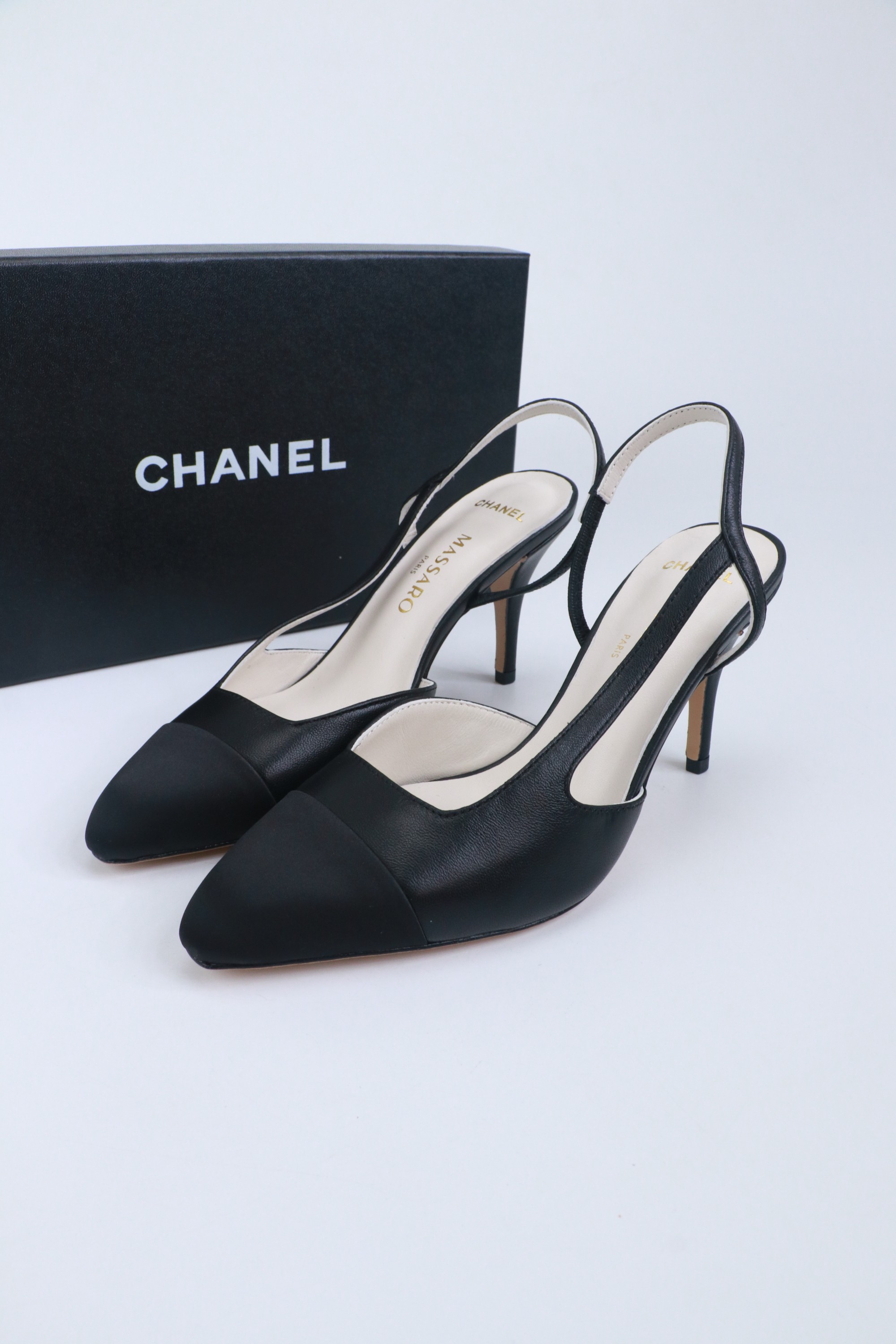NO:780456,26ss spring and summer new Chanel Chanel small fragrant pointed toe double color block back high-heeled sandals. Pointed toe design: elegant and slimming, elongating the leg line, sweet and cute, adding feminine charm. High-heeled design: making taller and slimmer, showing elegance. Versatile and durable, suitable for various occasions. Paired with professional attire, showing the elegance and ability of working women. Paired with evening dress, become the focus of the audience. Paired with a dress, show the romantic and feminine side. Paired with jeans, you can easily control the casual style.  Whether it is daily commuting or attending a party, it allows you to cope easily and show elegance. Sheepskin upper, cowhide lining, Italian genuine leather outsole, size 35-39 (40.41. Large size customization is non-returnable), high heels and sandals, chanel, chanel, sandals, high heels, skirts, jeans, cowhide, sheepskin, Leather soles1986090926ss春夏新款Chanel香奈儿 小香尖头双拼色后空高跟凉鞋 尖头设计:优雅显瘦,拉长腿部线条,甜美可爱,增添女性魅力高跟设计:显高显瘦,展现优雅气质百搭耐看,适合各种场合 搭配职业装,展现职场女性的优雅与干练搭配晚礼服,成为全场焦点 搭配连衣裙,展现浪漫柔美的一面搭配牛仔裤,轻松驾驭休闲风格 无论是日常通勤还是参加派对,它都能让你轻松应对,展现优雅气质 鞋面羊皮 内里垫脚牛皮 鞋底意大利真皮大底 码数35-39（40.41.大码定做不退换）,高跟鞋凉鞋,chanel,chanel,sandals,high heels,skirts,jeans,cowhide,sheepskin,Leather soles,Women's Shoes