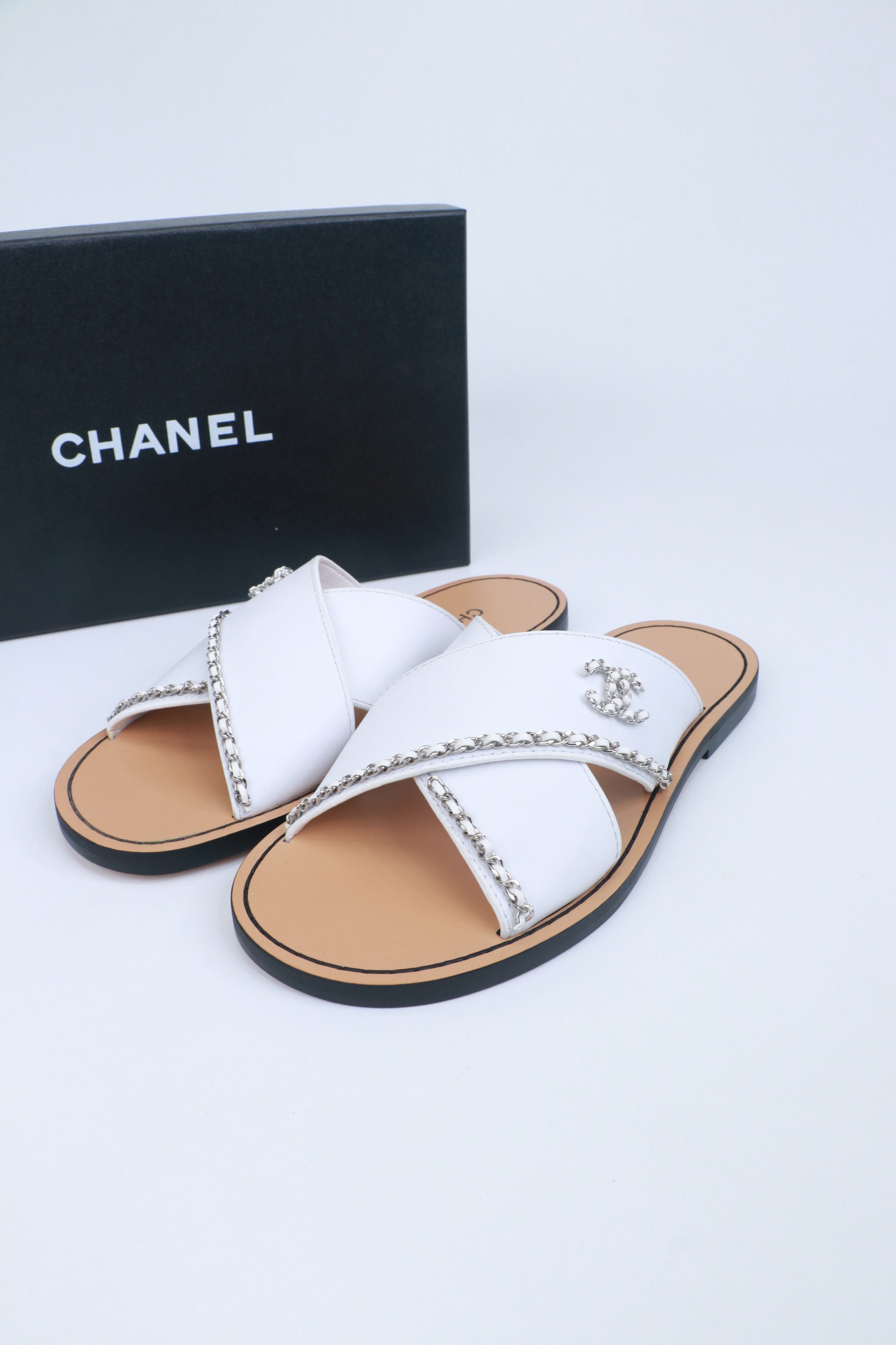 NO:780449,Chanel Chanel 26C spring and summer new style flat chain flip flops Chanel 26C series white chain slippers, high-quality leather + metal chain, classic double C Logo is super recognizable!  The cross upper design modifies the foot shape and is breathable. The flat sole is super comfortable and can be easily used in daily life or vacation. The white color is versatile and can be worn in skirts and casual pants to meet the needs of different foot types. The 26C series is the final work before the designer changes. It is full of collection value. The rubber sole is soft and comfortable, fashionable and practical. It is a must-have in summer!  Size 35-39 (40.41.42 customized items are non-refundable), slippers, chanel, chanel, slippers, skirts19860909Chanel 香奈儿26C 春夏新款 平底 链条 一字拖 凉拖鞋 Chanel 26C系列白色链条凉拖,优质皮革+金属链条,经典双C Logo超有辨识度！交叉鞋面设计,修饰脚型又透气,平底超舒适,日常或度假都能轻松驾驭 白色百搭,裙装休闲裤都能hold住,满足不同脚型需求.26C系列是设计师更替前的收官之作,收藏价值满满,橡胶鞋底,柔软舒适,时髦又实用,夏天必入！ Size 35-39（40.41.42订做不退换）,拖鞋,chanel,chanel,slippers,skirts,Women's Shoes