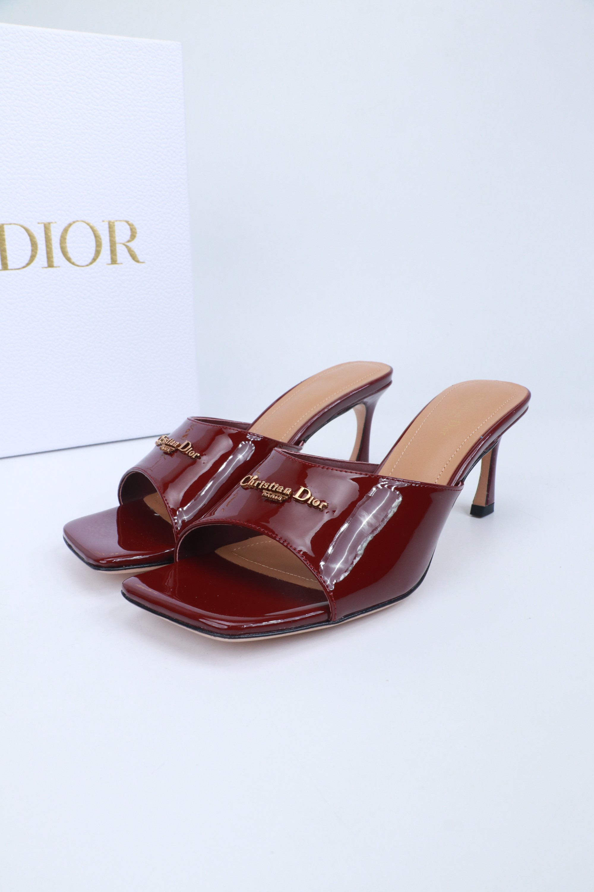 NO:780442,Size: 35-41 (customized at 40.41) Dior's latest spring and summer series of mid-heeled slippers are exquisite and elegant. The Dior logo on the upper is very recognizable, and can be easily worn in daily life or vacation. Classic elements, paired with lacquered hardware buckles, full of French romantic atmosphere!  The soles are lightweight and not tiring to wear for a long time. They are practical and fashionable. They are a must-have item for spring and summer~ Fabric: Patent leather hardware Soles: Italian genuine leather soles, high heels and slippers, dior, high heels, slippers19860909Size: 35-41(40.41订做） Dior 春夏最新系列中跟拖鞋 精致优雅 鞋面Dior标志超有辨识度,日常或度假都能轻松驾驭.经典元素,搭配漆面五金扣,法式浪漫氛围感拉满！鞋底轻便,长时间穿也不累,实用又时髦,是春夏必入单品～ 面料: 漆皮五金 鞋底: 意大利 真皮底,高跟鞋拖鞋,dior,high heels,slippers,Women's Shoes
