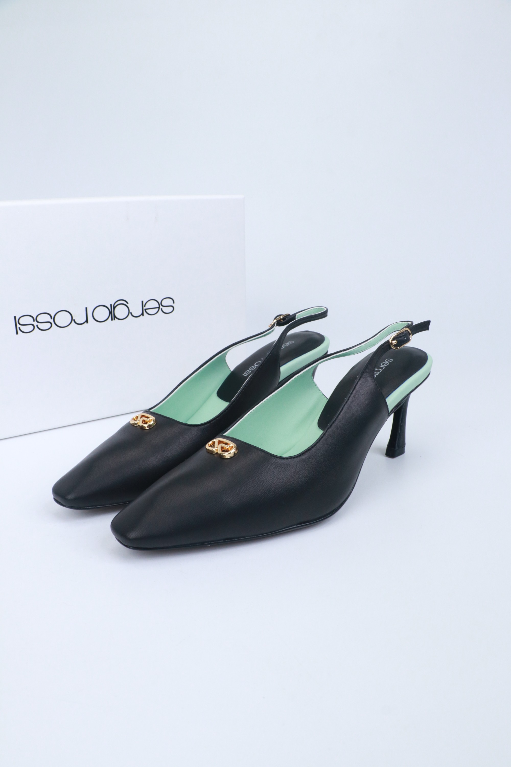NO:780435,size 35-39 (40 41 order) Sergio Rossi Sergio Rossi's 'Sr Diani' latest series, handmade metal decoration, unique style, more brand charm, small round toe and sheepskin material wrapped around the feet to improve comfort, highly brand-recognizable, the best shoes for women, supporting aura, comfortable lambskin material, noble temperament, gold hardware accessories are particularly beautiful, high-end Italian leather outsole, imported sheepskin lining Fitted and comfortable, genuine leather outsole imported from Italy, with counter packaging, high heels, sandals, high heels, sheepskin, Leather soles19860909size35-39（40 41 订） Sergio Rossi 塞乔罗西 「Sr Diani」最新系列 純手工製作的金屬裝飾 獨特風格更顯品牌魅力 小圓頭和羊皮材質包裹腳部提升舒適度 极具品牌辨识度,最懂女人心无死角的美鞋 撑起气场 舒适小羊皮 材质 气质高贵 金色五金配饰 特别美 高级感 意大利真皮大底  进口羊皮内里 贴脚 舒适 意大利进口真皮大底  配专柜包装,高跟鞋凉鞋,sandals,high heels,sheepskin,Leather soles,Women's Shoes