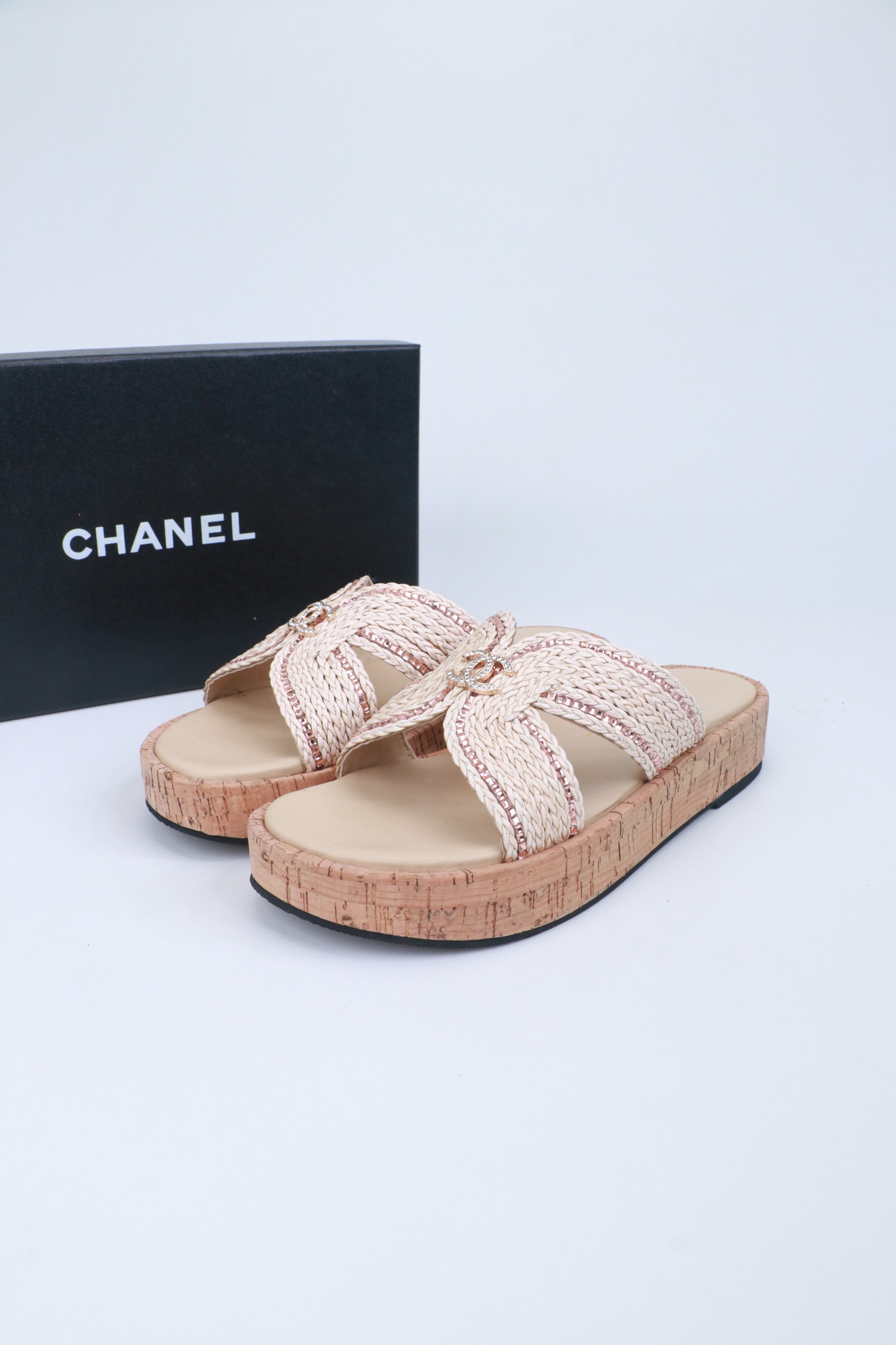 NO:780428,2026★★★★★ Many celebrity internet celebrities are on their feet, a versatile series that has been popular among domestic and foreign bloggers. It is the first choice for spring and summer wardrobe must-have sandals. Designed exclusively by Xiangjia. Upper woven lining: Imported crystal sheepskin lining. Original molded custom rubber outsole. Shoe size: 35-39 (40, 41, custom-made, non-refundable). Delivery of luxurious and latest counters with simultaneous packaging, slippers, chanel, slippers, sheepskin.198609092026★★★★★ 众多明星网红上脚,国内外博主刷爆的一个百搭系列,春夏衣橱搭配必备 凉拖首选.设计香家专属 鞋面编织  内里: 进口水晶羊皮内里 大底原版开模定制橡胶大底 鞋码: 35-39（40、41、定做不退换） 配送豪华最新专柜同步包装,拖鞋,chanel,slippers,sheepskin,Women's Shoes