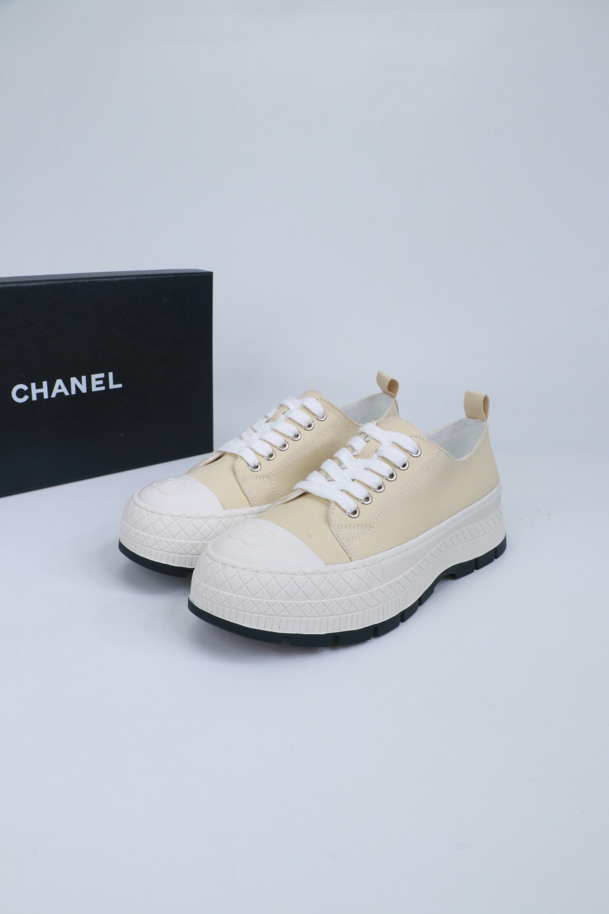 NO:780419,High version of CHANEL Chanel's new panda sneakers Panda shoes Chanel 2026ss popular panda shoes color matching thick-soled casual sports shoes sneakers counter synchronization counter is very popular very difficult to buy a shoe the most popular thick-soled panda shoes on the Internet can be imagined Xiaoxiang control can not miss the appearance and comfort coexist simple and versatile white shoes thick sole increased super versatile, whoever wears it with your eyes closed will look good upper denim  Lining imported sheepskin lining Outsole TPU original outsole Size: 35-40 (41 customized, casual shoes/sports shoes, chanel, chanel, sneakers, sheepskin19860909高版本 CHANEL香奈儿新款熊猫板鞋熊猫鞋 香奈儿2026ss火爆熊猫鞋配色厚底休闲运动鞋板鞋  专柜同步 专柜非常火爆 非常难买的一款鞋 全网最火的厚底熊猫鞋 可想而知小香控不可错过的 颜值与舒适并存的 简约百搭小白鞋 厚底增高超级百搭,闭眼入谁穿谁好看  鞋面牛仔布 内里进口羊皮里 大底TPU原版大底 码数:35-40（41 定做,休闲鞋/运动鞋,chanel,chanel,sneakers,sheepskin,Women's Shoes