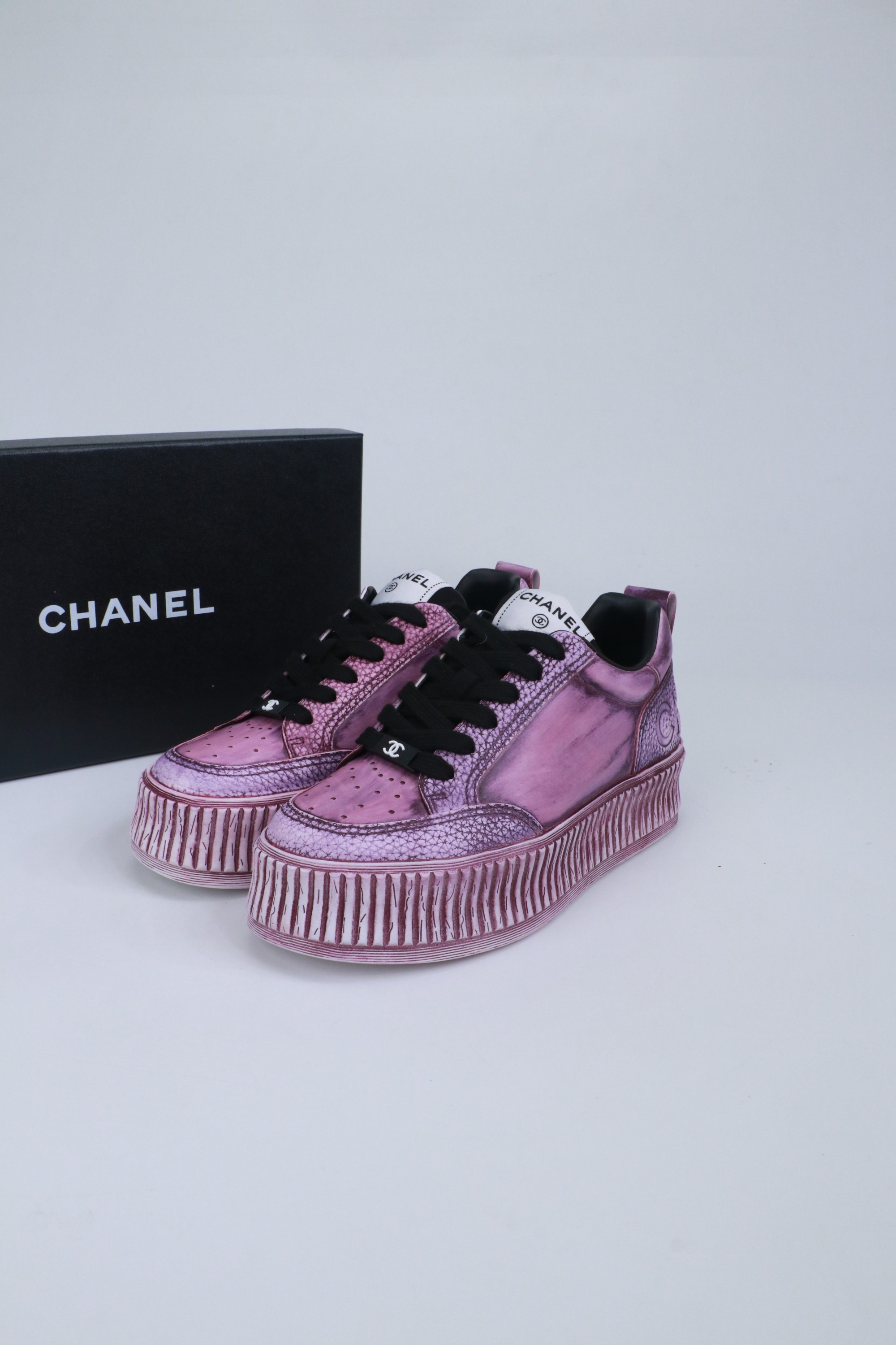 NO:780411,High version of CHANEL Chanel's new panda sneakers Panda shoes Chanel 2026ss popular panda shoes color matching thick-soled casual sports shoes sneakers Counter synchronization The counter is very popular Very difficult to buy a shoe The most popular thick-soled panda shoes on the Internet You can imagine that Xiaoxiang control can't miss it Simple and versatile white shoes with both appearance and comfort Thick soles are super versatile, whoever you wear with your eyes closed will look good Upper calf leather  Lining imported sheepskin lining Outsole TPU original outsole Size: 35-40 (41 customized graffiti layout, casual shoes/sports shoes, chanel, chanel, sneakers, cowhide, sheepskin19860909高版本 CHANEL香奈儿新款熊猫板鞋熊猫鞋 香奈儿2026ss火爆熊猫鞋配色厚底休闲运动鞋板鞋  专柜同步 专柜非常火爆 非常难买的一款鞋 全网最火的厚底熊猫鞋 可想而知小香控不可错过的 颜值与舒适并存的 简约百搭小白鞋 厚底增高超级百搭,闭眼入谁穿谁好看  鞋面小牛皮 内里进口羊皮里 大底TPU原版大底 码数:35-40（41 定做 涂鸦版面,休闲鞋/运动鞋,chanel,chanel,sneakers,cowhide,sheepskin,Women's Shoes