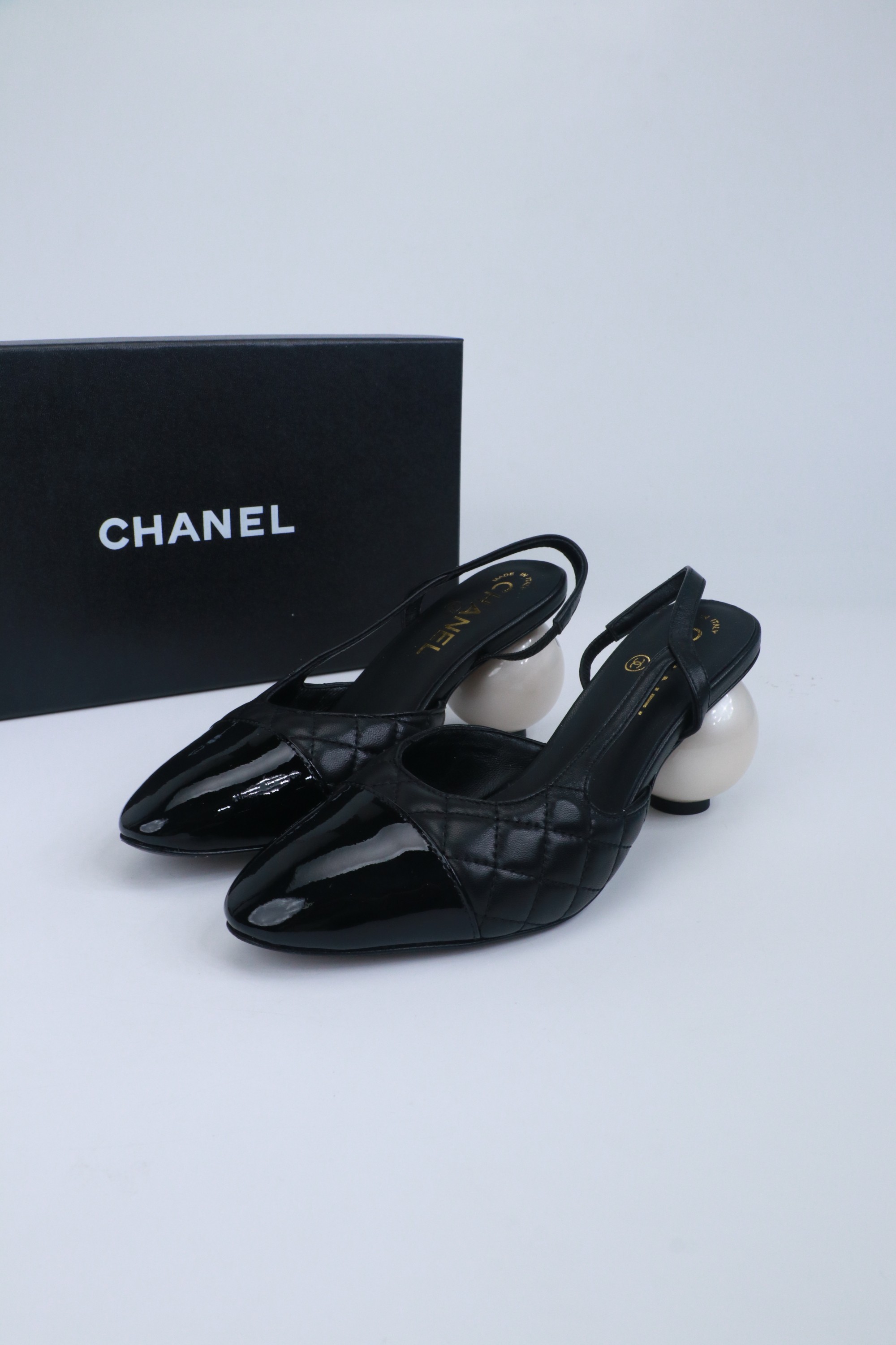 NO:780476,Catwalk style sandals Chanel/Chanel 2026 catwalk style double C giant pearl heel stunned everyone when it appeared on the fashionable T stage in Milan, and has successfully been promoted to the dream boots of fashion people. The combination of the classic double C logo and the giant pearl heel design is simple and elegant and fully displays the brand style. It is a hit in any photo. The giant pearl heel is a miracle, breaking the conventional design, which not only adds a luxurious and romantic atmosphere to the whole. The upper is made of high-quality elastic material  It can perfectly fit the calf line, modify the leg shape, make the legs look straight and slender, and is easy to put on and take off without feeling restrained when walking. It can be easily adapted from the streets of the bustling city to the party scene. Paired with a pair of slim jeans, you can instantly transform into a cool street trendy person, put on a gorgeous evening dress, and become the elegant focus of the dinner party. This pair of boots is not just a pair of shoes, but also the embodiment of fashion spirit!  It is an excellent choice for fashionistas to express their personality and taste!  Sheepskin upper, sheepskin lining, Italian genuine leather outsole, heel height 7cm, Size 35-42 (customized at 40.41.42), sandals, chanel, chanel, sandals, boots, jeans, sheepskin, Leather soles19860909走秀款凉鞋 Chanel/香奈儿2026走秀款双C巨型珍珠跟 在米兰时尚的T台上 亮相便艳惊四座,成功晋升为潮流人士的梦中情靴 .经典的双C标志与巨型珍珠跟设计相结合,简洁大气又尽显品牌格调 随便一拍都很出片.那巨型珍珠鞋跟更是神来之笔,突破常规的设计 不仅为整体增添了奢华浪漫的氛围 . 鞋面采用高品质弹力材质 能完美贴合小腿线条 修饰腿型 让双腿看起来笔直修长,而且穿脱方便 行走时也不会有束缚感.从繁华都市的街头 派对的现场 它都能轻松适配,搭配一条修身牛仔裤 瞬间化身酷飒的街头潮人,换上一袭华丽晚装 成为晚宴上的优雅焦点 这双靴子 不只是一双鞋履 更是时尚精神的具象化！ 是时尚达人们表达个性与品味的绝佳选择！ 鞋面羊皮 内里垫脚羊皮 鞋底意大利真皮大底 跟高7cm Size35-42(40.41.42定做),凉鞋,chanel,chanel,sandals,boots,jeans,sheepskin,Leather soles,Women's Shoes