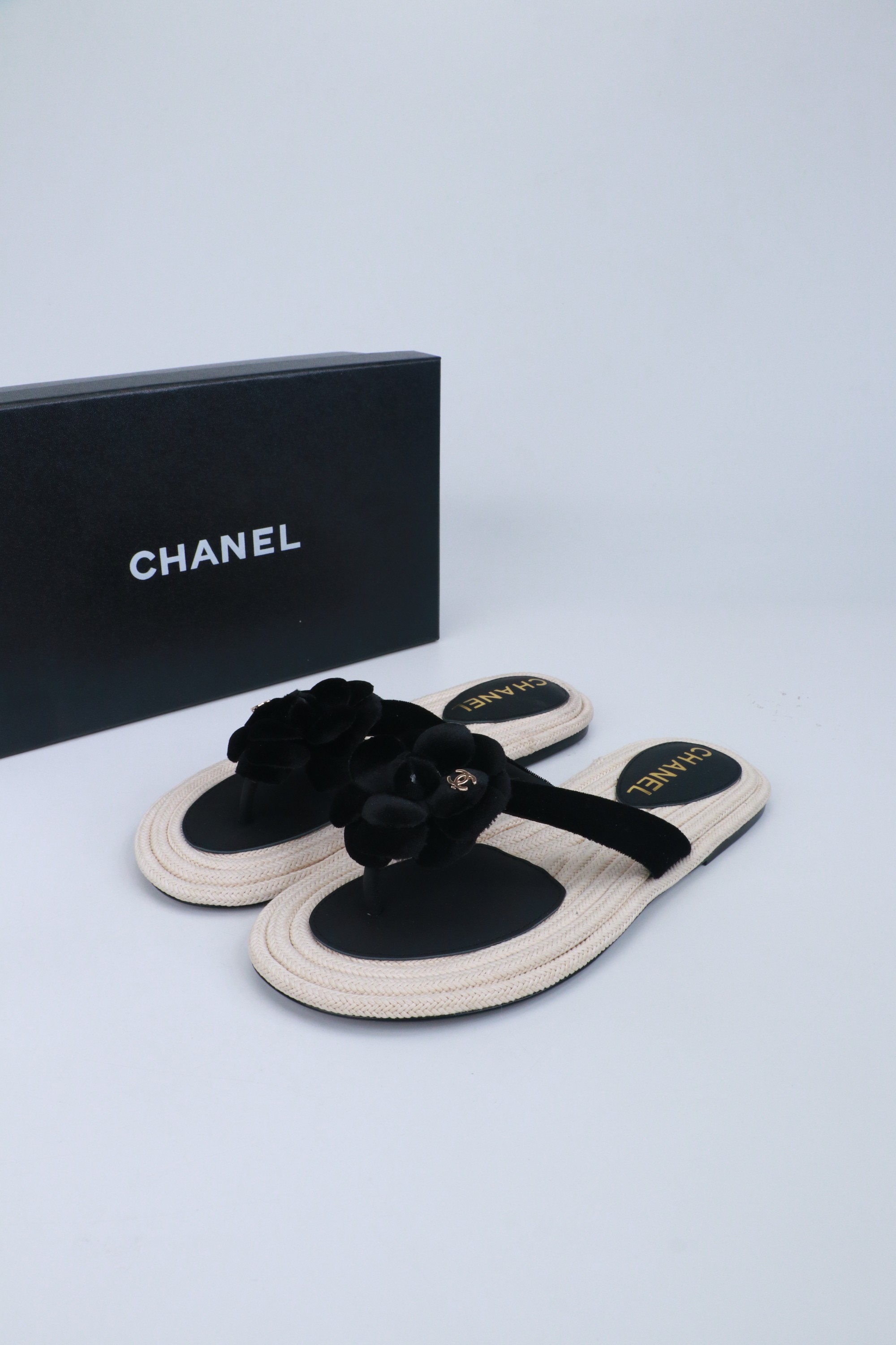 NO:780469,2026★★★★★ Many celebrities and Internet celebrities are on their feet. This is a versatile series popularized by domestic and foreign bloggers. It is the first choice for spring and summer wardrobe must-have sandals. Designed exclusively by Xiangjia. Upper cowhide. Lining: Imported crystal sheepskin lining. Original molded and customized hemp rope leather outsole. Shoe size: 35-39 (40, 41, custom-made, non-refundable)  Delivery of luxury latest counters with simultaneous packaging, split-toe shoes, chanel, cowhide, sheepskin, Leather soles198609092026★★★★★ 众多明星网红上脚,国内外博主刷爆的一个百搭系列,春夏衣橱搭配必备 凉拖首选.设计香家专属 鞋面牛皮  内里: 进口水晶羊皮内里 大底原版开模定制麻绳真皮大底 鞋码: 35-39（40、41、定做不退换） 配送豪华最新专柜同步包装,分趾鞋,chanel,cowhide,sheepskin,Leather soles,Women's Shoes