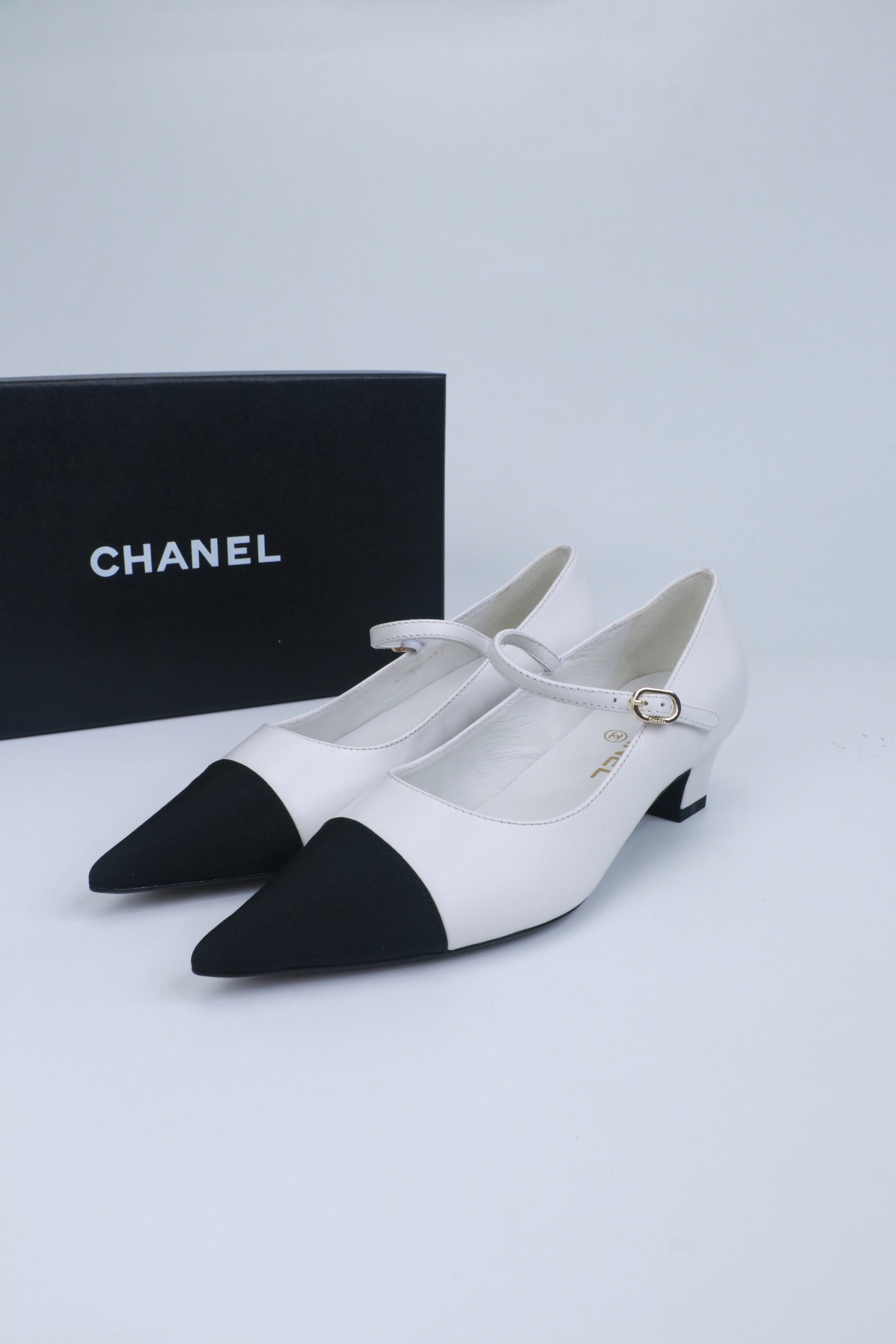 NO:780462,CHANEL Chanel 26s early spring hot product, top version, pointed toe, mid-heel, low-heeled splicing shoes, Mary Jane shoes, another day of little incense, unable to get rid of the pointy toe, the eternal classic, royal style ~ super easy to control, the wedge heel is really not tiring on the feet at all, the shoe design is simply customized for girls’ feet, the pointed toe part is made of spliced ​​cloth material, it will not strangle the toes at all, you will not feel tired after walking all day, full of femininity!  !  Material lambskin, sheepskin lining, foot pads, outsole genuine leather sole imported from Italy, size 35-41 (40.41 non-returnable, non-exchangeable), single shoes, chanel, chanel, mary jane, sheepskin19860909CHANEL香奈儿26s早春爆品 顶版 尖头中跟低跟拼接单鞋 玛丽珍鞋 又是被小香种草的一天 无法自拔尖头永远的经典 御姐风～超级好驾驭 坡跟真的绝一点不累脚 鞋型设计简直是为女生脚丫子定制 尖头部分是拼接布面材质完全不会勒脚趾头 走一天都不会累 女人味十足！！ 材质小羊皮 内里羊皮内里垫脚 大底意大利进口真皮底 尺码35-41（40.41不退不换）,单鞋,chanel,chanel,mary jane,sheepskin,Women's Shoes