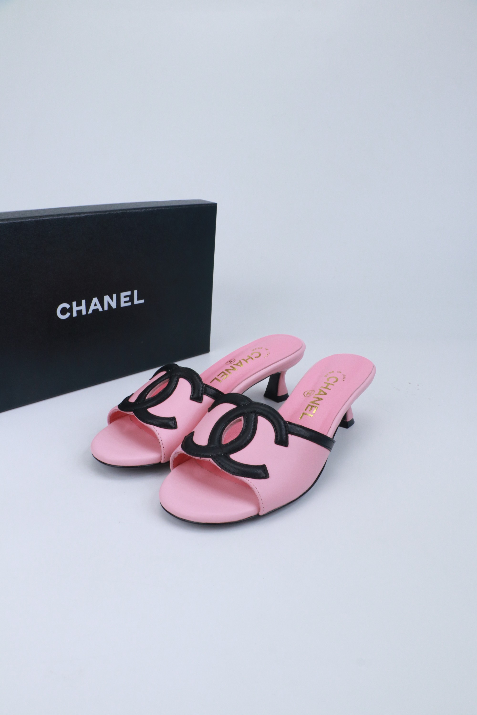 NO:780455,2026★★★★★ Many celebrities and internet celebrities are on their feet. A versatile series that has been popular among domestic and foreign bloggers. It is a must-have sandal for spring and summer wardrobes. Designed exclusively by Xiangjia. Upper sheepskin lining: Imported crystal sheepskin lining. Original molded custom leather outsole. Shoe size: 35-39 (40, 41, custom-made, non-returnable)  Delivery of luxury latest counters with simultaneous packaging, slippers, chanel, slippers, sheepskin, Leather soles198609092026★★★★★ 众多明星网红上脚,国内外博主刷爆的一个百搭系列,春夏衣橱搭配必备 凉拖首选.设计香家专属 鞋面羊皮  内里: 进口水晶羊皮内里 大底原版开模定制真皮大底 鞋码: 35-39（40、41、定做不退换） 配送豪华最新专柜同步包装,拖鞋,chanel,slippers,sheepskin,Leather soles,Women's Shoes