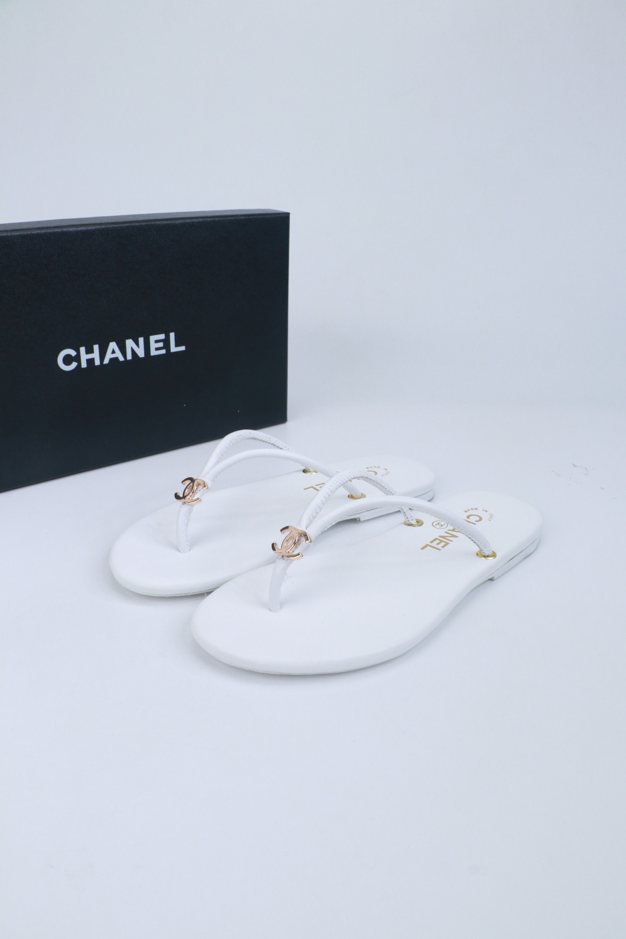 NO:780448,Chanel Chanel F036 Xiaoxiang 2026ss summer new flip-flops beach slippers flip-flops 2026 summer hot style irresistibly cute!  A pair of slippers, one summer, little jioya looks inexplicably cute!  Casual and natural, but also highlighting the brand characteristics, full of high-end sense... Fabric sheepskin strips, genuine leather soles Size: 35-39 (40.41 custom-made, non-returnable), split-toe shoes, chanel, chanel, slippers, sheepskin19860909Chanel香奈儿F036 小香2026ss夏季新款人字拖夹脚沙滩拖鞋夹趾拖 2026夏季爆款无法抗拒的可爱！ 一双拖鞋 一个夏天 穿上小jio丫莫名的可爱 ！随性自然,又彰显品牌特色,满满的高级感... 面料羊皮条 鞋底真皮底 Size:35-39（40.41订做不退换）,分趾鞋,chanel,chanel,slippers,sheepskin,Women's Shoes