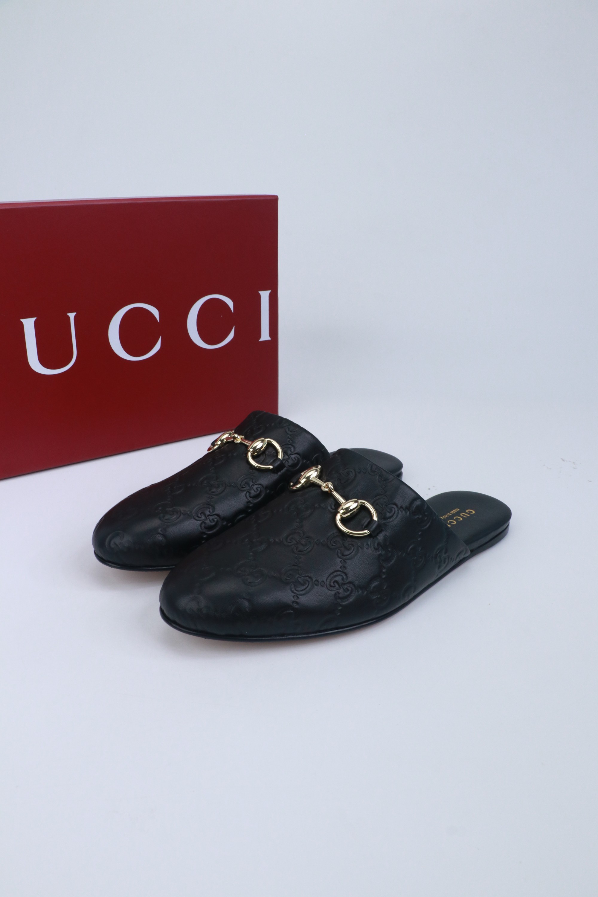 NO:780441,Size 35-43 standard size. Ships all year round. Lots of colors. Gucci's latest limited edition slippers. Top quality for sale. Purchase authentic products for development. Materials and craftsmanship are consistent with the original version. Original upper with special craftsmanship. Dyeing sheepskin inside. Outsole Italian leather outsole, half drag, gucci, gucci, slippers, sheepskin, Leather soles19860909码数35-43标准码 全年出货.颜色超多 古驰Gucci最新限量包买拖鞋 .顶级品质发售 购入正品开发 . 材质.工艺与原版一致 鞋面原版特殊工艺烫钻鞋 内里透染羊皮 大底意大真皮大底,半拖,gucci,gucci,slippers,sheepskin,Leather soles,Women's Shoes