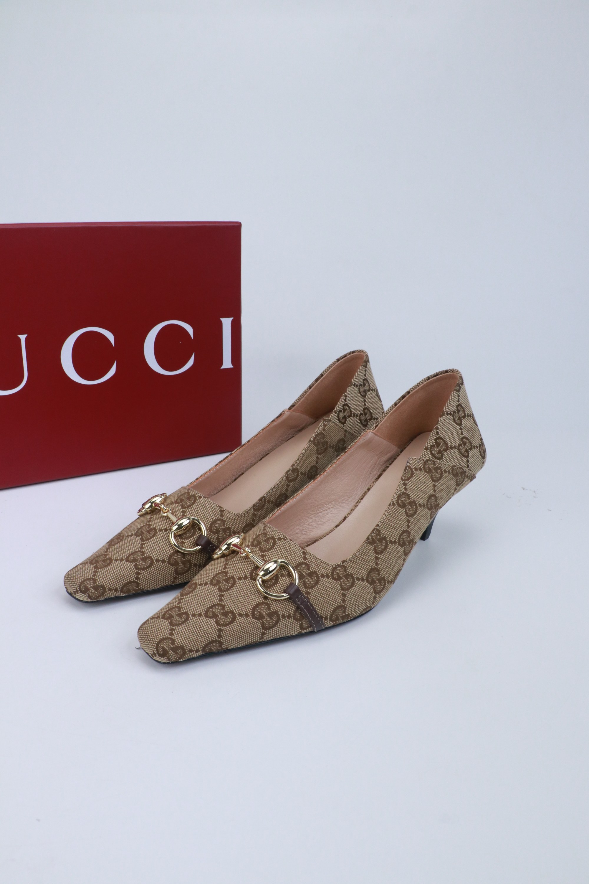 NO:780434,Gucci's new high-end products are on the market, new spring and summer styles, square-toe small heels, original quality! Every detail has been carefully crafted and can be compared with ZG, the quality is the same!  Fabric original custom-made imported leather, Dongguan factory mold opening hardware horsebit, lining/feet high-end customized sheepskin lining, outsole Italian genuine leather sole, full set of original high-end packaging!  Brand details are carefully embellished on this pointed-toe shoe, injecting the brand's logo charm into the entire design. The classic horsebit is vividly presented on this shoe, highlighting the brand's design roots. This sandal is crafted with craftsmanship and cleverly integrated into the ankle buckle to make the entire design more eye-catching. Women's models, high-heeled shoes, gucci, sandals, high heels, sheepskin19860909Gucci新款上市高端精品,春夏新款 方头小跟原汁原味原单品质!每个细节皆经过精心细致打造,可与ZG对比如一,无二品质！ 面料原版定制进口皮 东莞大厂开模五金马衔扣 内里／垫脚高端定制羊皮里 大底意大利真皮底 全套原板高端包装！ 品牌细节匠心点缀于这款尖头单鞋之上,为整个设计注入品牌标识魅力.经典马衔扣在这款鞋履之上以亮眼之姿生动呈现,彰显品牌设计本源.这款凉鞋匠心打造,巧妙融入踝部搭扣固定,令整个设计更加亮眼. 女款,高跟鞋单鞋,gucci,sandals,high heels,sheepskin,Women's Shoes