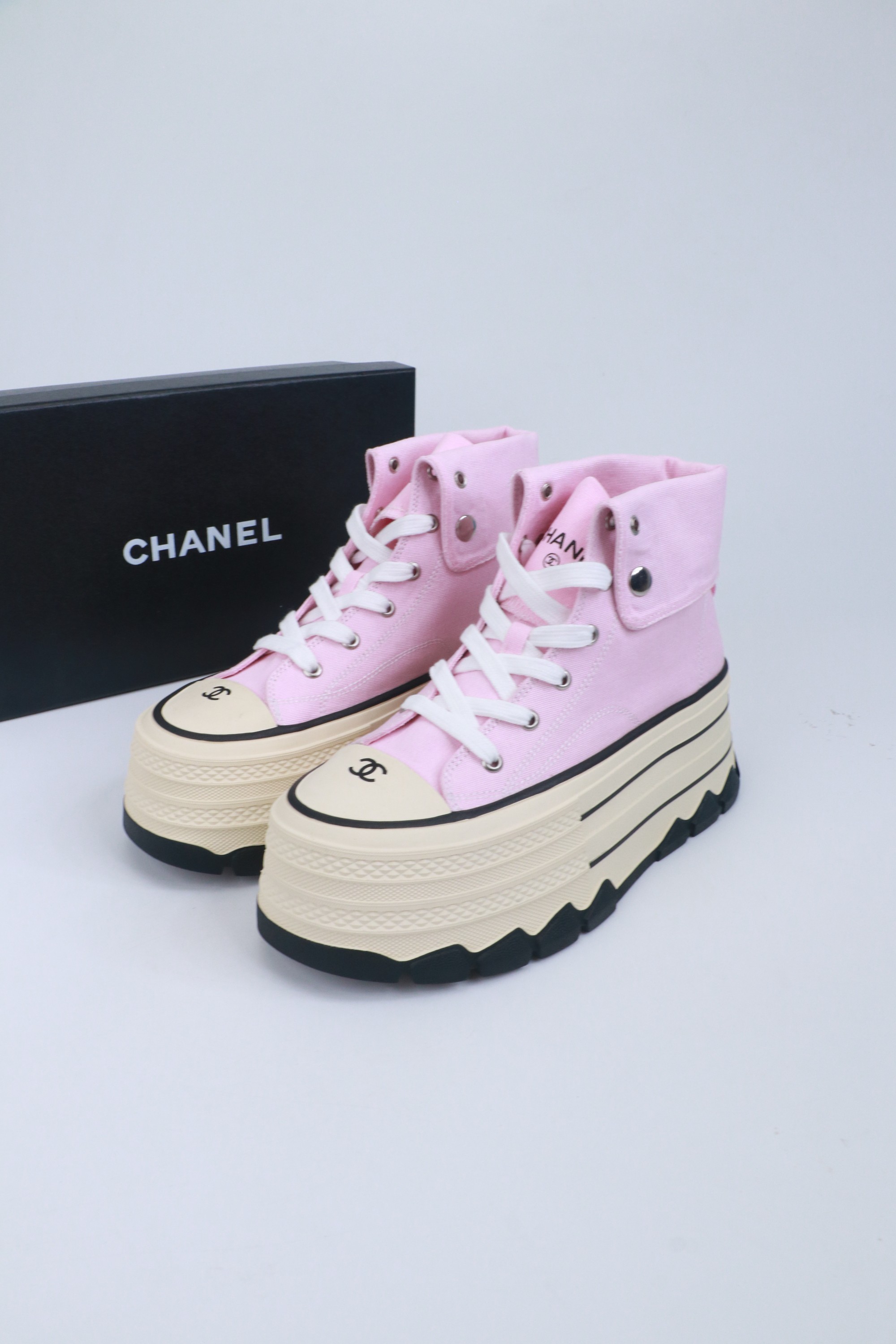 NO:780418,Top version, original quality!  !  !  Chanel two-wear high-top biscuit shoes, the top casual sports shoes in the counter, this classic design; the style of the upper is made of various craftsmanship; the outsole is fashionable and sporty; it is unusual to incorporate a variety of color matching elements... The diversified mix and match is very good-looking and versatile, casual, fashionable, sports, and outdoor can be taken into account... Go material The upper is made of original canvas, the lining is made of sheepskin, and the outsole is based on the original TPU combination outsole  Counter boutique packaging complete set-40-41-customized non-returnable, casual shoes/sports shoes, chanel, sneakers, sheepskin19860909顶级版本,原单品质！！！Chanel香奶奶两穿高帮饼干鞋 专柜顶级休闲款运动鞋 这款经典设计；鞋面多种工艺的风格；大底却时尚运动；不平凡的拥入了多种配色元素…… 多元化混搭非常好看百搭,休闲,时尚,运动,户外都能兼顾…… Go 材料 鞋面采用 原版帆布 内里采用 羊皮 大底根据 原版TPU组合大底 专柜精品包装全套-40-41-定制不退换,休闲鞋/运动鞋,chanel,sneakers,sheepskin,Women's Shoes