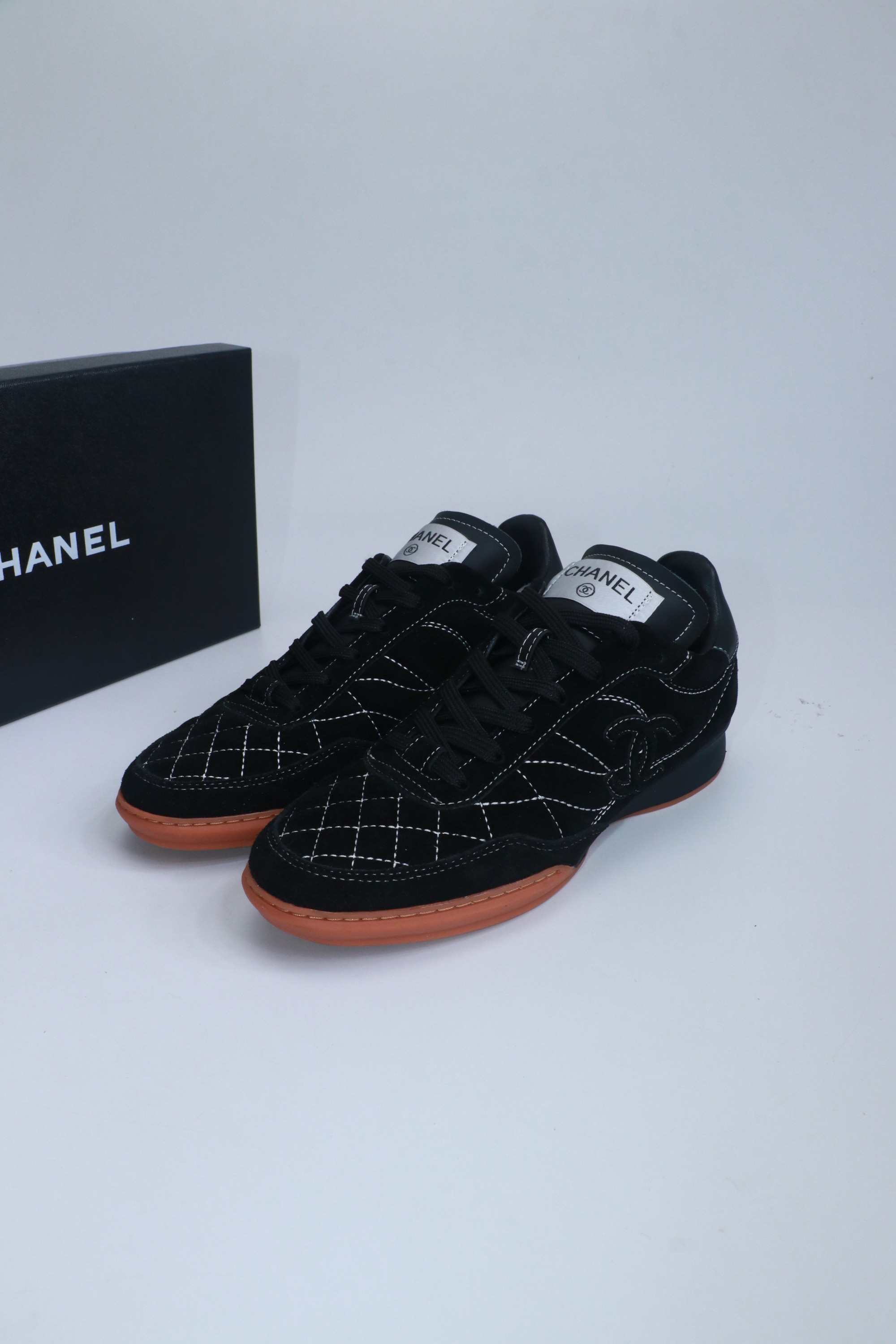 NO:780409,size: 35-40 (41 custom-made, non-returnable and non-exchangeable) Chanel Chanel Xiaoxiang 26S black and white panda color matching Dexun shoes casual sports shoes baseball shoes original purchase and development production Xiaoxiang C Home counter another super hot model, the love of Internet celebrity bloggers and ladies, various praises on social platforms, super popular, high quality, breathable and super spring and summer, seeing this issue can always arouse the inner desire of girls for fashion.  The latest suede material, classic black and white color scheme, fashionable on the feet, easy to care for, exquisite packaging at the delivery counter, fabric: original custom imported first-layer cowhide, custom imported soft sheepskin lining, original molded non-slip TPU material for the sole, sole thickness 2.5CM19860909size: 35-40 (41订做不退不换) Chanel香奈儿 小香26S 黑白 熊猫配色 德训鞋 休闲 运动鞋 棒球鞋 原版购入开发 做货 小香 C家 专柜又一超级大爆款,网红博主小姐姐们的挚爱,社交平台的各种夸赞,人气超高质感透气超级春夏,看到这期总能唤起少女内心对时髦的诉求 最新麂皮材质 经典黑白配色 上脚时髦感十足 容易打理 配送专柜精美包装 面料:原版定制进口头层牛皮 内里定制进口柔软羊皮里 鞋底原版开模防滑TPU材质 底厚2.5CM Size : 女款35-41（40/41定制不退换,休闲鞋/运动鞋,chanel,chanel,chanel,sneakers,cowhide,sheepskin,chamois leather,Women's Shoes