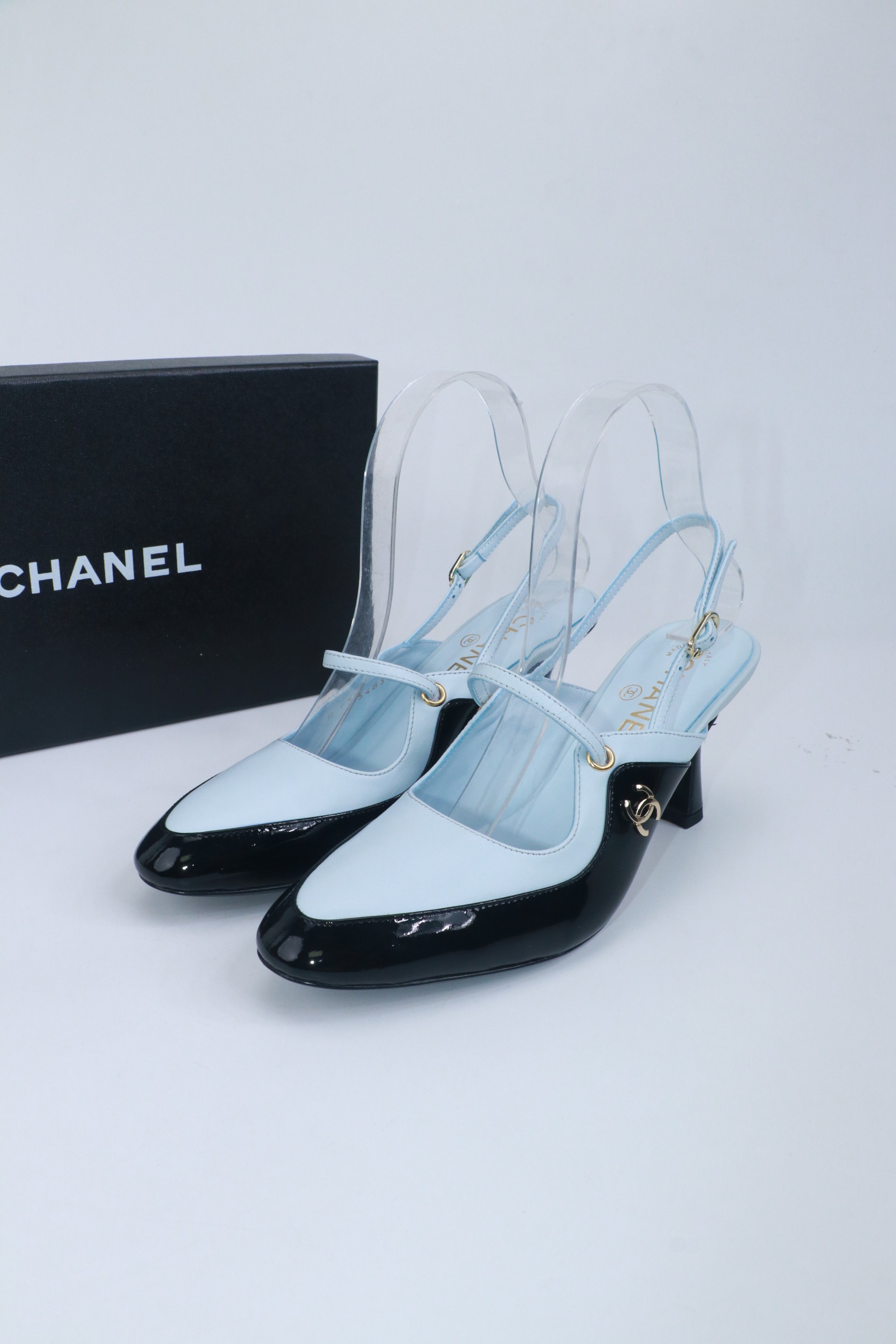 NO:780364,Chanel Chanel Little Fragrance 2026 new seven-color spliced ​​back high-heeled toe-cap sandals have the usual elegant and ladylike temperament of Grandma Chanel, and are full of high-end feeling. They are very nice on the feet~ Whether worn barefoot or paired with skirts or trousers, they are very versatile!  Incomparably beautiful!  Extraordinary original sheepskin/frosted splicing patent leather upper, imported hybrid sheepskin lining, outsole, Italian grade A leather outsole, heel height 7cm, Size35-39 (customized 40/41), high heels sandals, chanel, chanel, sandals, high heels, skirts, sheepskin, Leather soles19860909Chanel 香奈儿小香风2026新款七彩色拼接后空高跟包头凉鞋 香奶奶家一贯的优雅名媛气质 高级感十足 上脚非常nice～ 不管光脚穿或搭配裙装、裤装、 都非常百搭！无敌美！特别仙 鞋面原版羊皮/磨砂拼接漆皮 内里进口混种羊皮 大底意大利A级真皮大底 跟高7cm Size35-39（40/41定制）,高跟鞋凉鞋,chanel,chanel,sandals,high heels,skirts,sheepskin,Leather soles,Women's Shoes