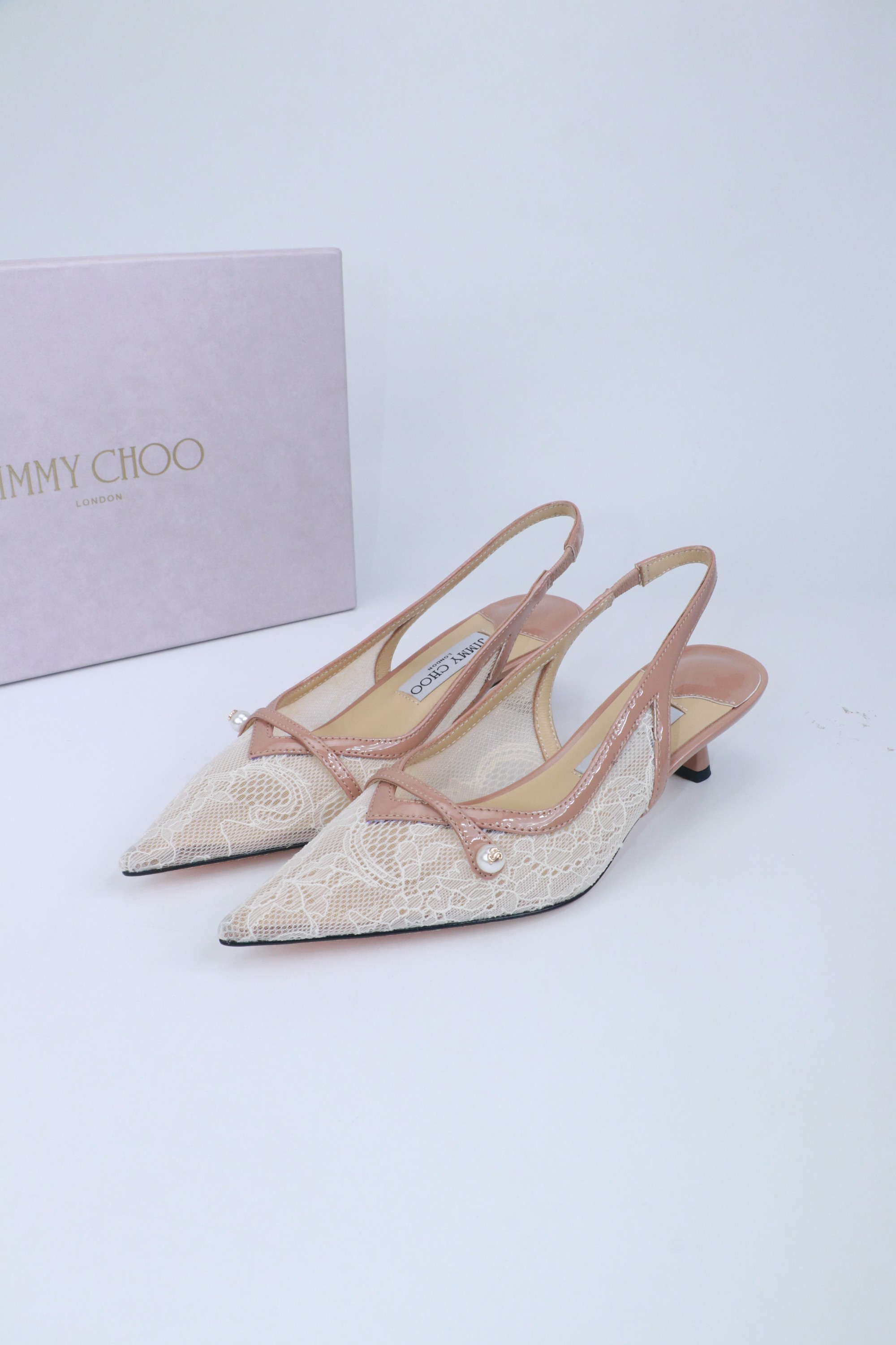 NO:780353,2026 new Jimmy Choo high-heeled sandals, JC’s timeless classics, simple design!  !  Full of girly style, both modern and retro. The overall style has no fancy matching design. It is very simple and can be the finishing touch. The upper is made of imported mixed sheepskin with imported lace lining. Italian imported cowhide outsole. The heel height is 4.5cm. The size is 35-39 (4041 customized). High-heeled sandals, jimmy choo, chanel, sandals, high heels, cowhide, sheepskin198609092026新款 Jimmy Choo高跟凉鞋 JC家永恒经典之作 简约设计！！ 满满的少女风 既摩登又复古的味道整体版型没有什么花里胡哨的搭配设计 非常的简 它都能成为点睛之笔 鞋面采用进口蕾丝内里进口混种羊皮 意大利进口牛皮大底 跟高4.5cm 码数35-39（4041定制）,高跟鞋凉鞋,jimmy choo,chanel,sandals,high heels,cowhide,sheepskin,Women's Shoes