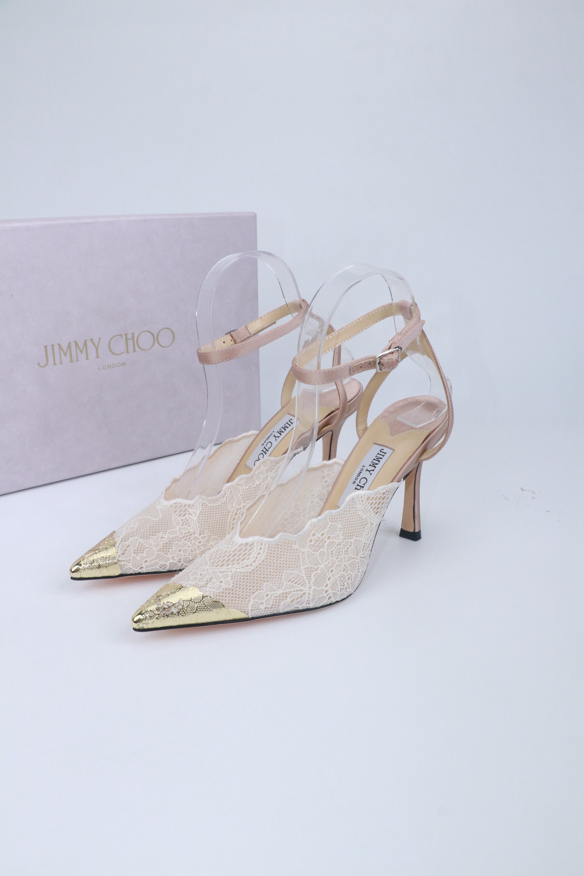 NO:780357,JIMMY CHOO black gold lace high heels, lace upper + gold pointed toe, retro and luxurious!  The stiletto heels elongate the leg line, the ankle strap design is more stable, and the pointed toe modifies the foot shape, which is elegant and sexy. The lace is light and breathable, and the gold details are low-key and shining, which can be easily controlled whether it is a dinner, party or important date. Lace upper, sheepskin heel height 9cm, outsole Italian leather outsole, size 35-39 (34 40-42 custom-made, non-returnable), high-heeled sandals, jimmy choo, sandals, high heels, sheepskin, Leather soles19860909JIMMY CHOO 黑金蕾丝高跟鞋,蕾丝鞋面＋金色尖头,复古又奢华！细高跟拉长腿部线条,脚踝绑带设计更稳固,尖头修饰脚型,优雅又性感.蕾丝轻盈透气,金色细节低调闪耀,无论晚宴、派对还是重要约会都能轻松驾驭. 鞋面蕾丝 内里羊皮跟高9cm 大底意大利真皮大底 码数35-39（34 40-42定做不退换）,高跟鞋凉鞋,jimmy choo,sandals,high heels,sheepskin,Leather soles,Women's Shoes