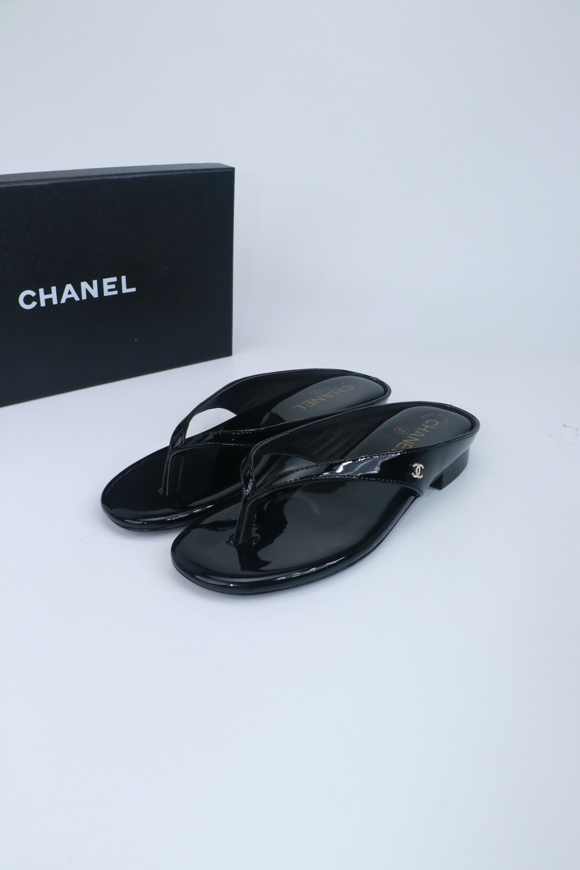 NO:780343,Size: 35-39 (customized at 40/41) Chanel 26C new spring and summer flip-flops, the first release of the whole series, I have all the ones available at the counter!  High version and high quality, upper cowhide/original fabric, lining sheepskin, leather outsole, split-toe shoes, chanel, slippers, cowhide, sheepskin, Leather soles19860909Size:35-39（40/41订做） Chanel 26C春夏新款夹脚拖鞋 全系列首发 专柜有的我都有！ 高版本高品质 鞋面牛皮/原版面料 内里羊皮 真皮大底,分趾鞋,chanel,slippers,cowhide,sheepskin,Leather soles,Women's Shoes