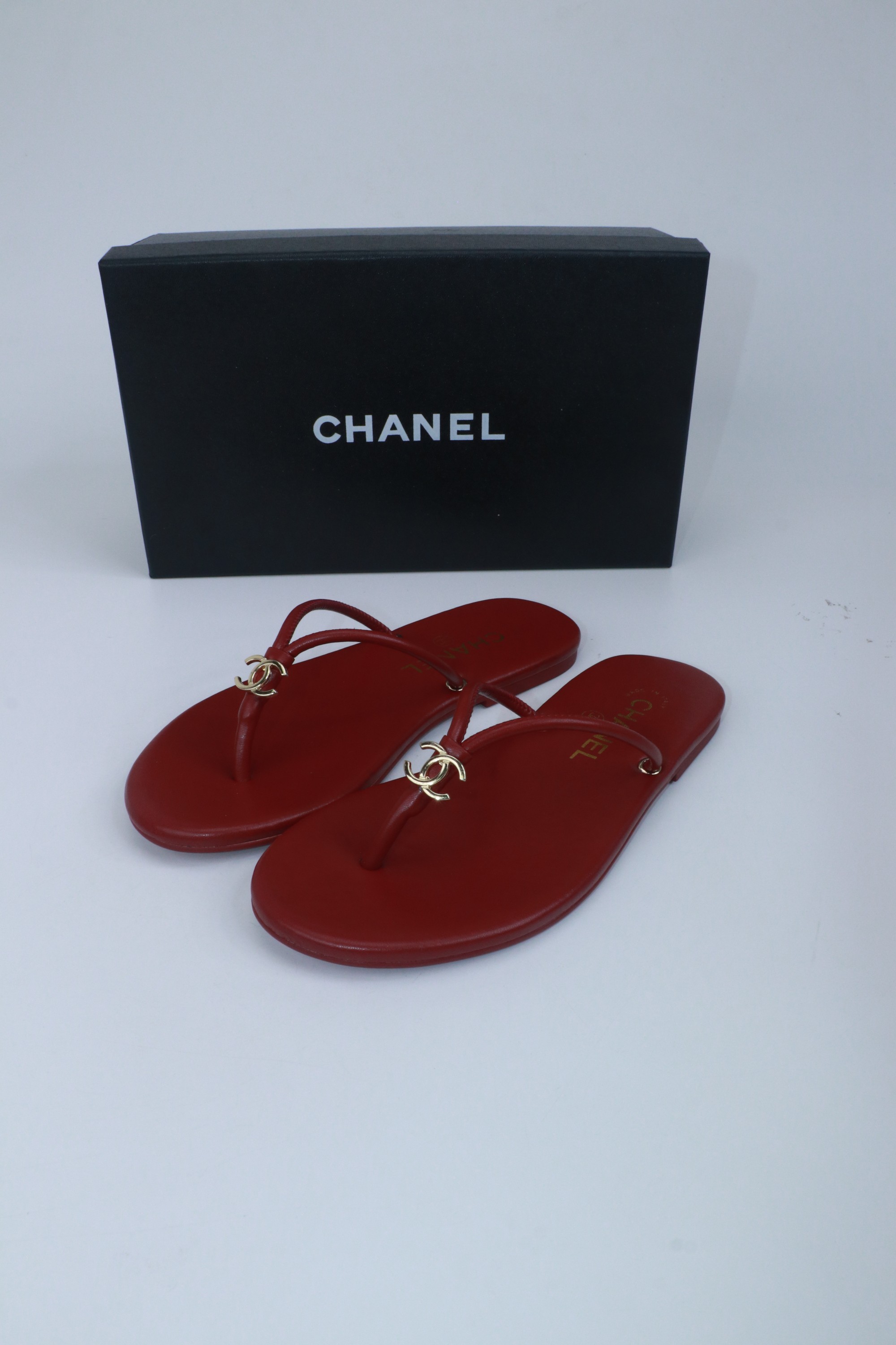 NO:780348,Chanel Chanel F036 Xiaoxiang 2026ss summer new flip-flops beach slippers flip-flops 2026 summer hot style irresistibly cute!  A pair of slippers, one summer, little jioya looks inexplicably cute!  Casual and natural, but also highlighting the brand characteristics, full of high-end feeling... Fabric sheepskin strips Original outsole Size: 35-39 (40.41 custom-made, non-refundable), split-toe shoes, chanel, chanel, slippers, sheepskin19860909Chanel香奈儿F036 小香2026ss夏季新款人字拖夹脚沙滩拖鞋夹趾拖 2026夏季爆款无法抗拒的可爱！ 一双拖鞋 一个夏天 穿上小jio丫莫名的可爱 ！随性自然,又彰显品牌特色,满满的高级感... 面料羊皮条 鞋底原版大底 Size:35-39（40.41订做不退换）,分趾鞋,chanel,chanel,slippers,sheepskin,Women's Shoes