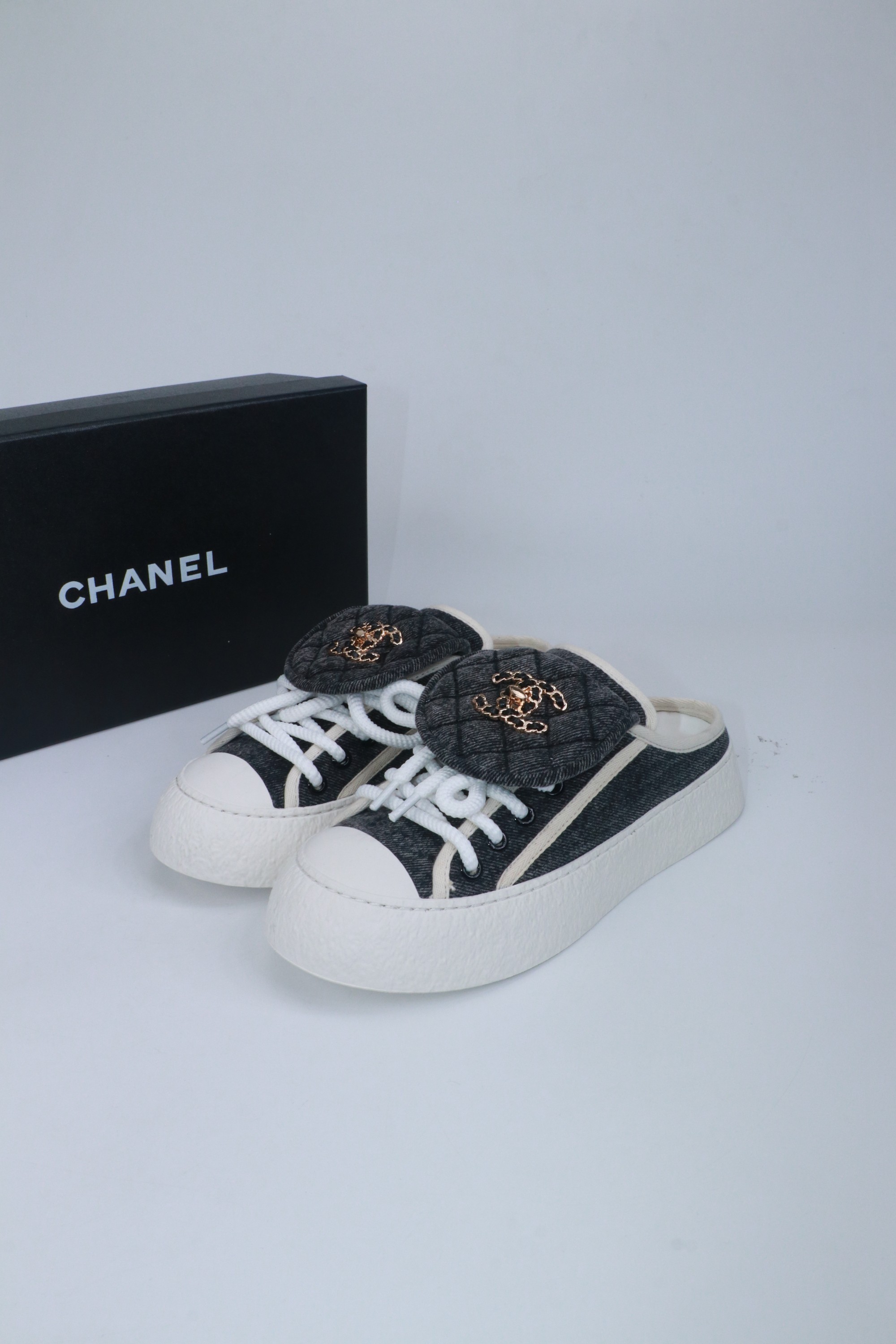 NO:780338,size: 35-39 (4041 non-refundable) Top version, original order quality!  !  !  Chanel two-wear high-top biscuit shoes, the top casual sports shoes in the counter, this classic design; the style of the upper is made of various craftsmanship; the outsole is fashionable and sporty; it is unusual to incorporate a variety of color matching elements... The diversified mix and match is very good-looking and versatile, casual, fashionable, sports, and outdoor can be taken into account... Go material The upper is made of original canvas, the lining is made of sheepskin, and the outsole is based on the original TPU combination outsole  Counter boutique package complete set, casual shoes/sports shoes, chanel, sneakers, sheepskin19860909size:35-39(4041不退) 顶级版本,原单品质！！！Chanel香奶奶两穿高帮饼干鞋 专柜顶级休闲款运动鞋 这款经典设计；鞋面多种工艺的风格；大底却时尚运动；不平凡的拥入了多种配色元素…… 多元化混搭非常好看百搭,休闲,时尚,运动,户外都能兼顾…… Go 材料 鞋面采用 原版帆布 内里采用 羊皮 大底根据 原版TPU组合大底 专柜精品包装全套,休闲鞋/运动鞋,chanel,sneakers,sheepskin,Women's Shoes