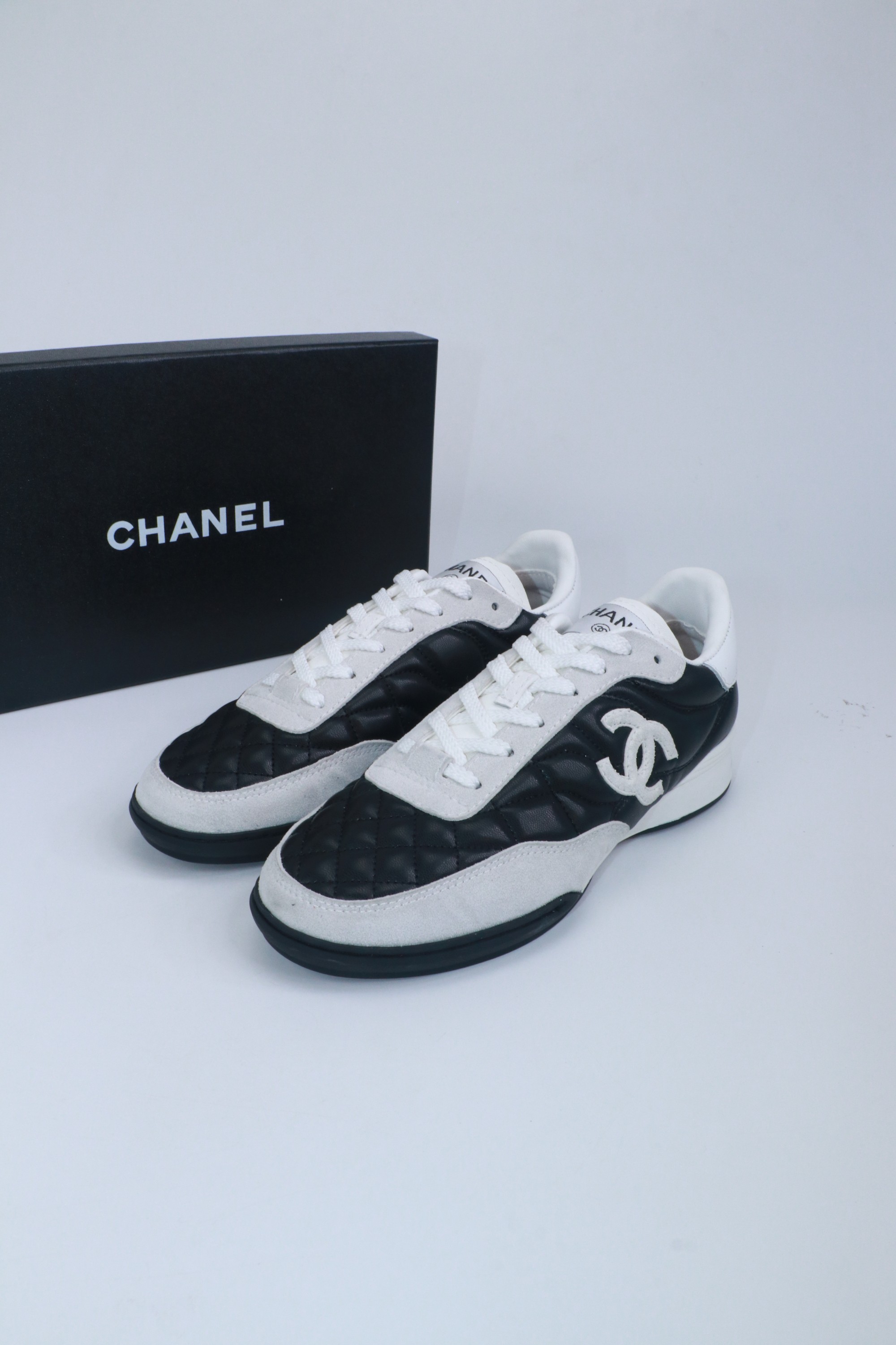 NO:780332,Chanel Chanel panda shoes!  2026 counter top casual sports shoes This classic design; the upper is in the style of electric embroidery with various techniques; the outsole is fashionable and sporty; the outsole is unusually incorporated with a variety of color matching elements... The diversified mix and match is very good-looking and versatile, casual, fashionable, sports, and outdoor can be taken into account... Go material The upper is made of original imported first-layer silk cowhide + original waterproof cloth + original first-layer cowhide. The lining is made of original sheep lining + mesh outsole based on the original TPU combination outsole.  Counter boutique package complete set for women 35-41, casual shoes/sports shoes, chanel, chanel, sneakers, cowhide19860909Chanel香奈儿熊猫鞋！2026专柜顶级休闲款运动鞋 这款经典设计；鞋面多种工艺电绣的风格；大底却时尚运动；不平凡的拥入了多种配色元素…… 多元化混搭非常好看百搭,休闲,时尚,运动,户外都能兼顾…… Go 材料 鞋面采用 原版进口头层丝绸牛皮+原版防水布+原版头层牛皮 内里采用 原版羊里+网 大底根据 原版TPU组合大底 专柜精品包装全套女35–41,休闲鞋/运动鞋,chanel,chanel,sneakers,cowhide,Women's Shoes