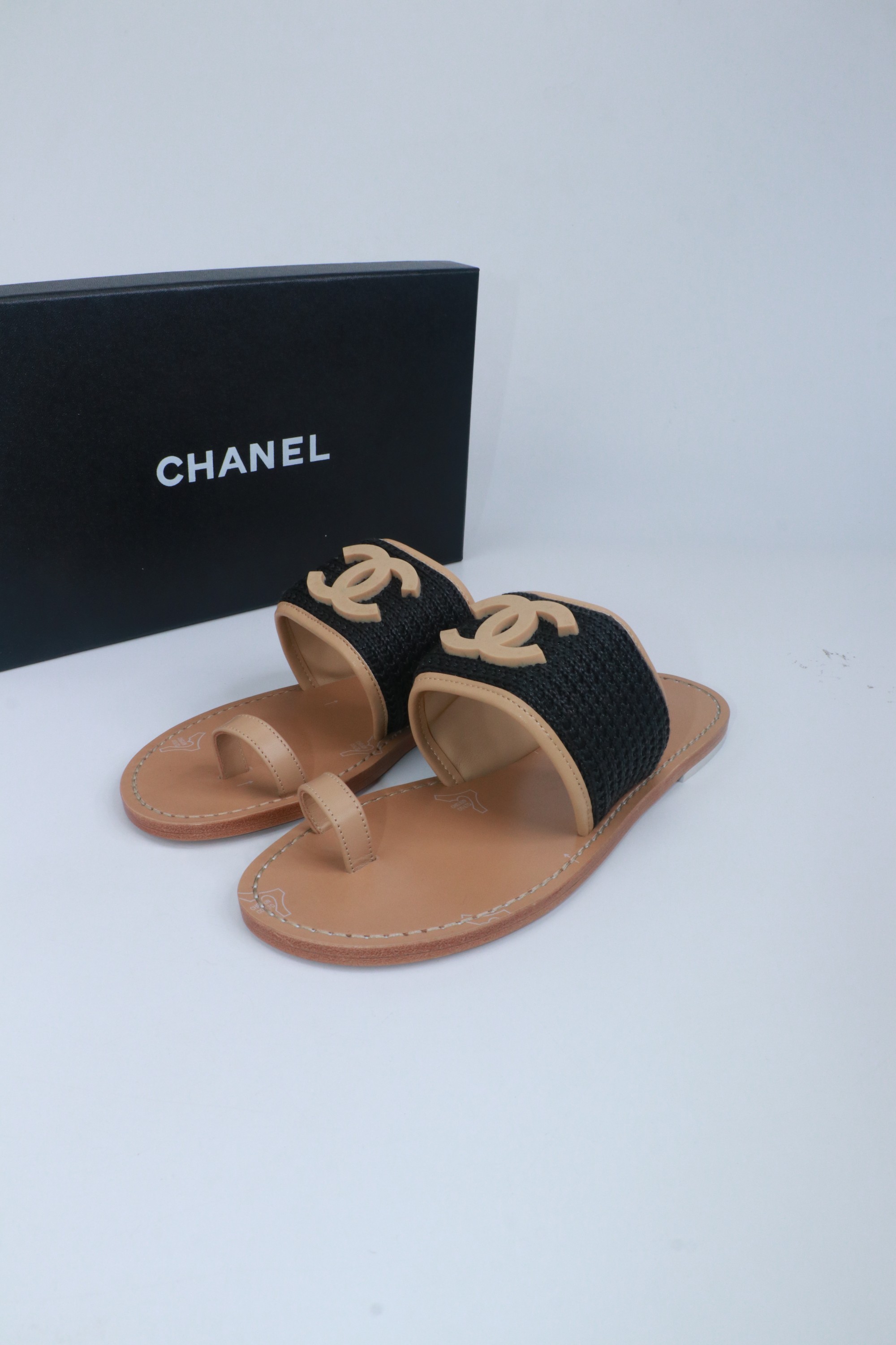 NO:780326,2026 Xiaoxiang is a must-have item for autumn and winter this season!  !  Chanel's autumn and winter heavy industry hot styles are highly recommended by Xiaohongshu. They look good no matter how you match them. They are a must-have for fashion. Ms. Chanel loves simple and irresistible combinations to show her unique dressing style. She can mix and match freely to shine and follow the fashionable steps of her grandma!  !  !  Exquisite details. Zoom in to see the original molded hardware buckle. The top version is made at the purchasing level★ The upper is made of original customized cowhide, sheepskin feet, original molded leather outsole, size 35-39 (customized 40, 41, split-toe shoes, chanel, cowhide, sheepskin, Leather soles198609092026小香 本季秋冬季必备单品！！ 香奈儿秋冬重工爆款 小红书力推款,怎么搭配都好看,时髦精必备,香奈儿女士钟爱简约又难以抗拒系搭配展现与众不同的穿搭风格、自由混搭闪耀到位跟紧香奶奶时尚步伐！！！精致细节放大看原版开模五金扣 顶级版本代购级别打造★鞋面采用原版定制牛皮,羊皮垫脚,原版开模真皮大底,码数35-39（40、41定做,分趾鞋,chanel,cowhide,sheepskin,Leather soles,Women's Shoes